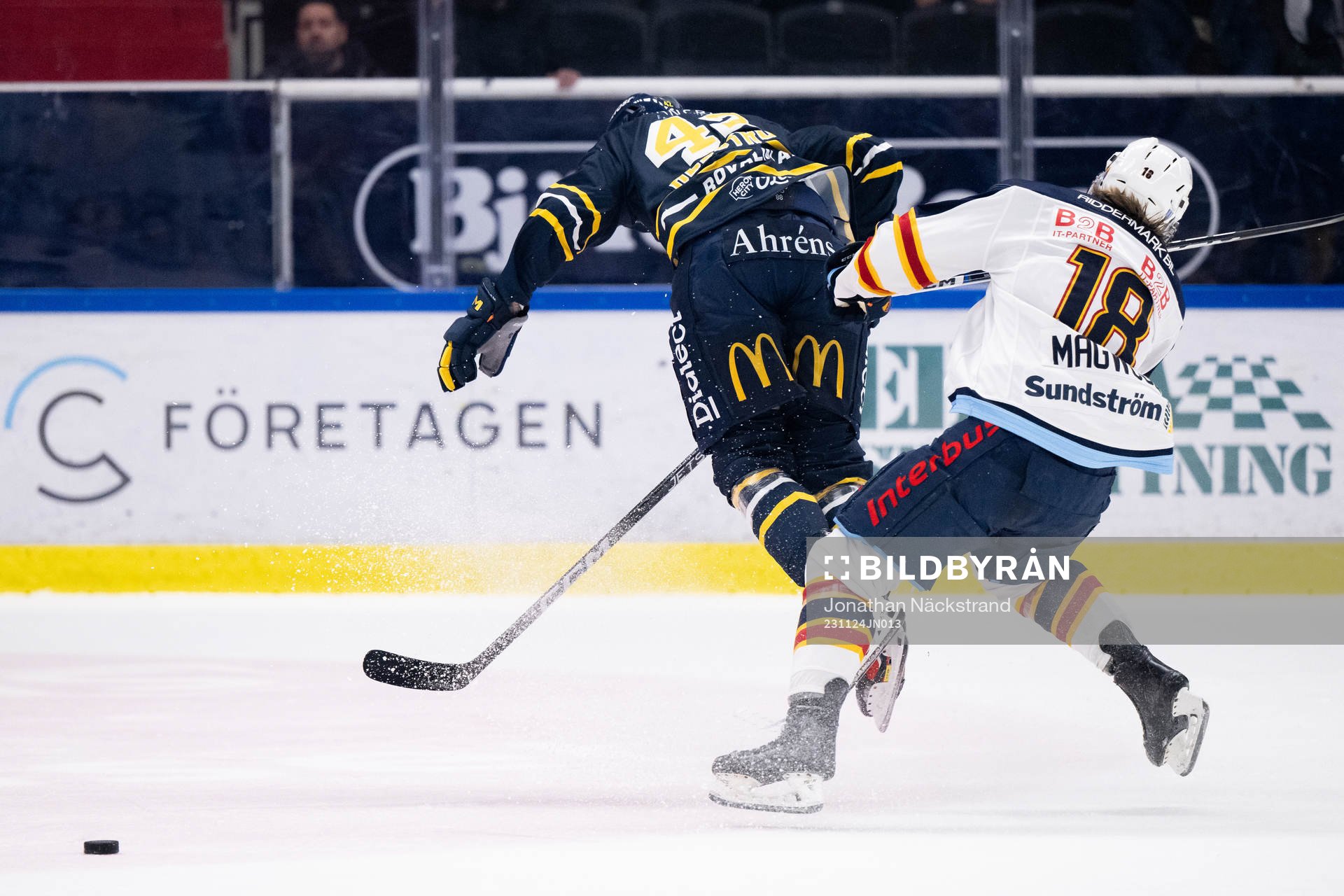 Södertäljes Ludvig Hedström tacklar Djurgårdens Zachary
