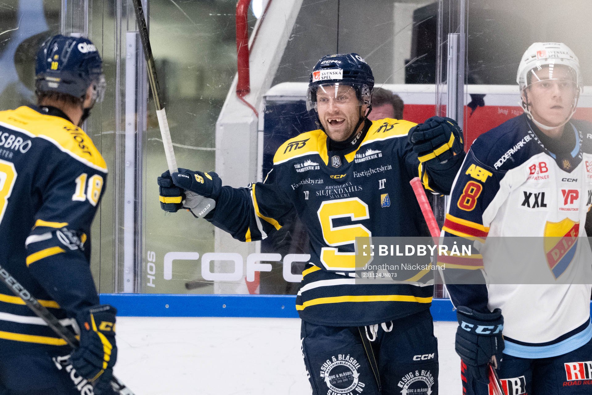 Södertäljes Albin Carlson jublar
