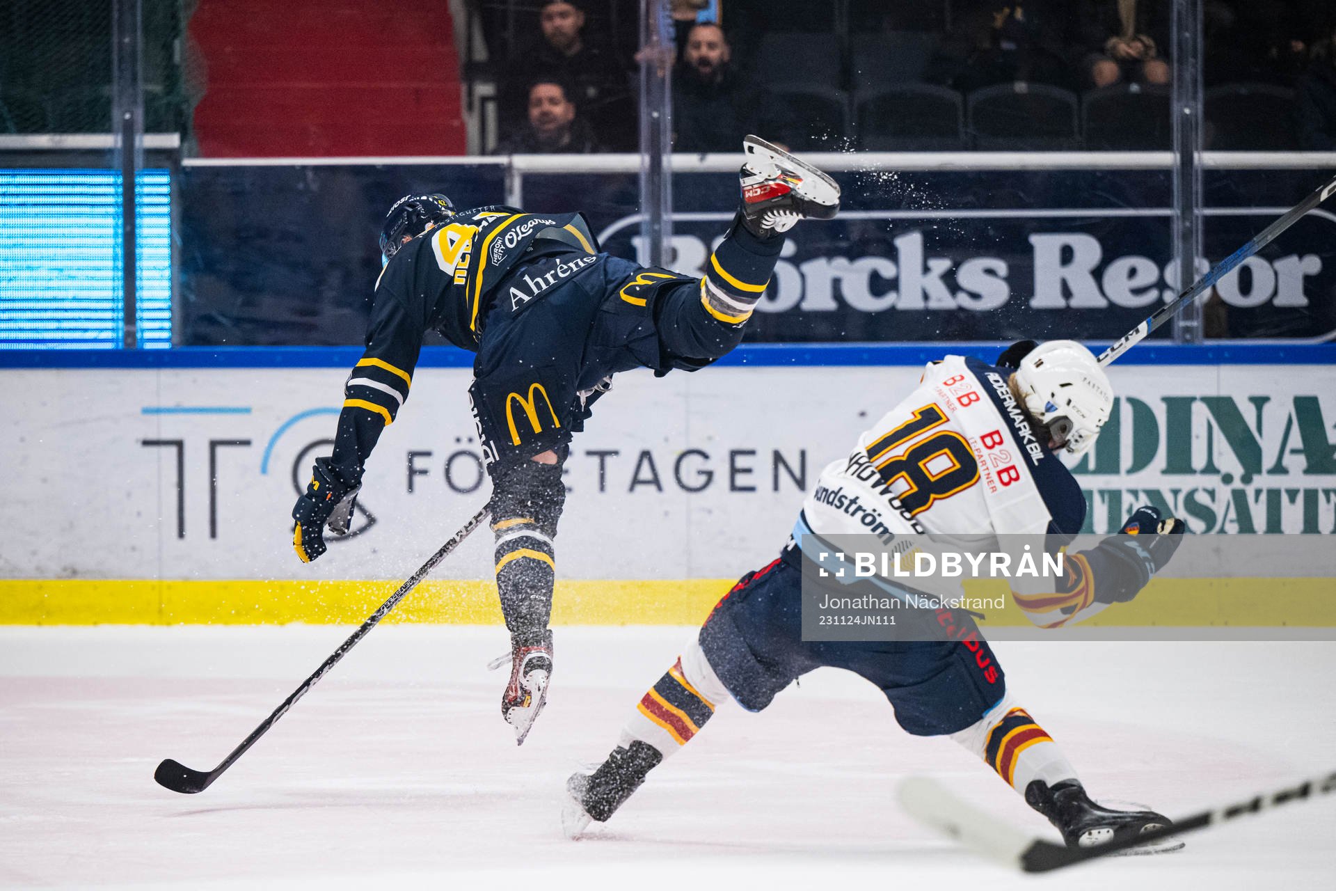 Södertäljes Ludvig Hedström tacklar Djurgårdens Zachary
