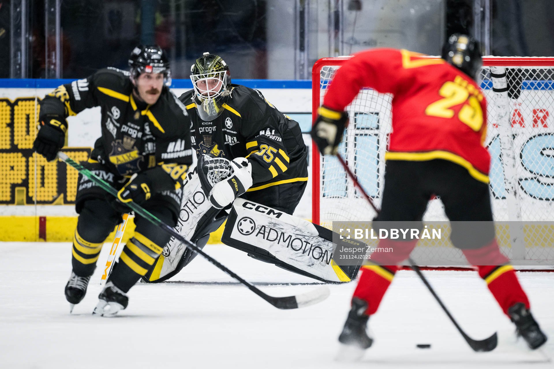 AIKs Mathew Maione och Antoine Bibeau försvarar mot