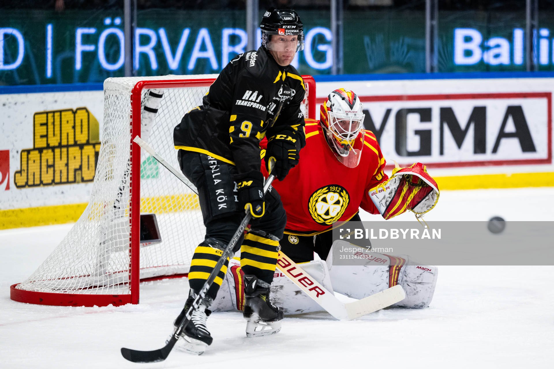 AIKs Richard Gynge och Brynäs målvakt Anders Lindbäck
