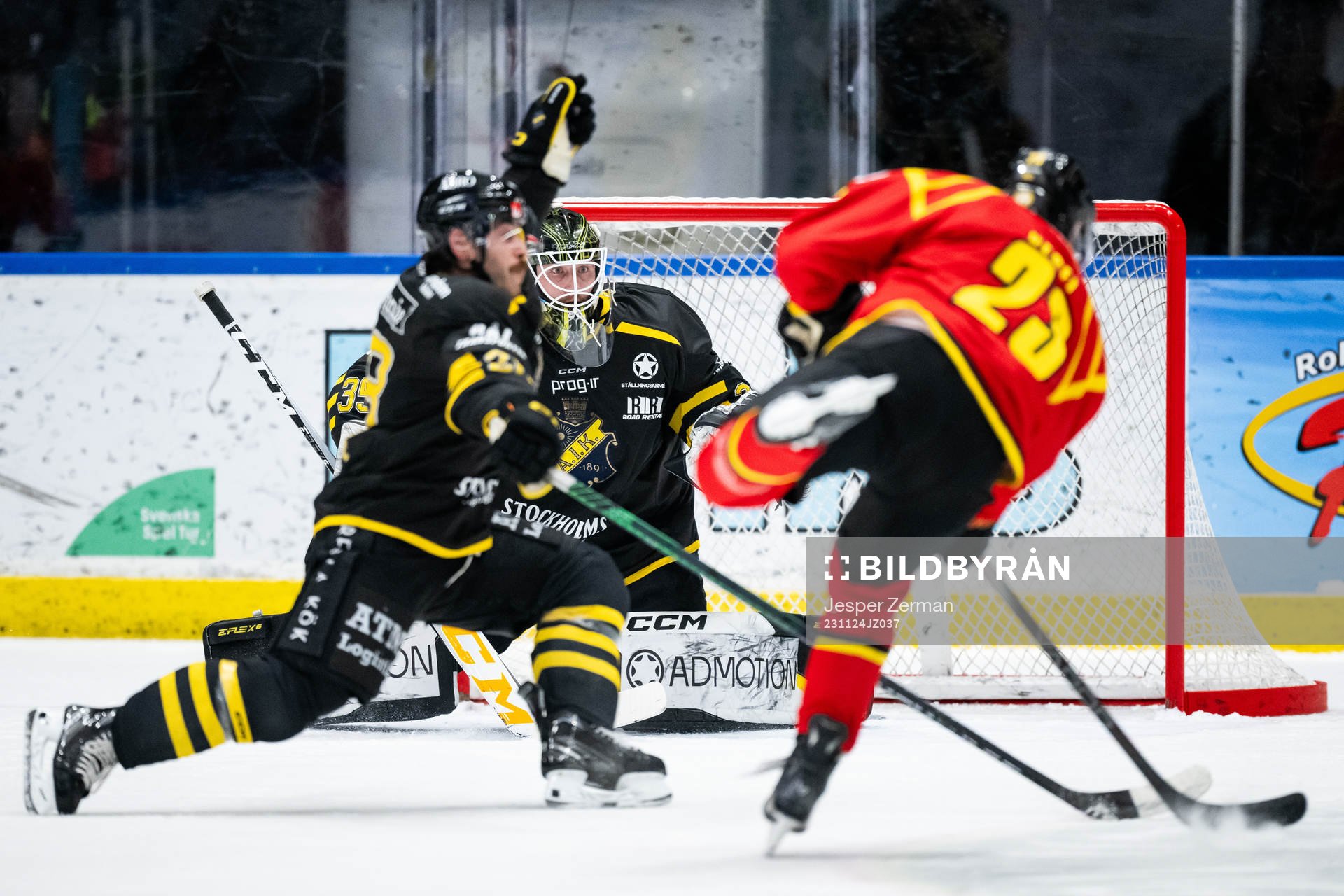 AIKs Mathew Maione och målvakt Antoine Bibeau mot Brynäs