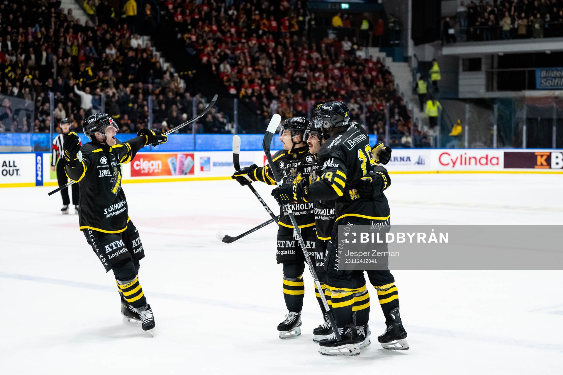 AIKs Mathew Maione jublar med lagkamrater