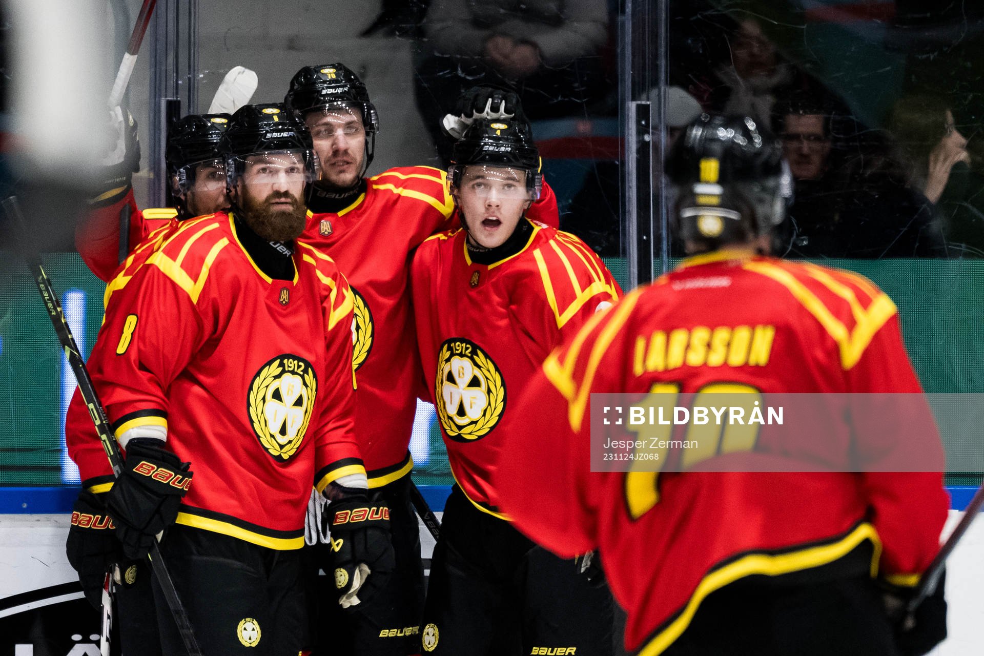 Brynäs Miks Indrasis, Jordie Benn och Theo Lindstein jublar