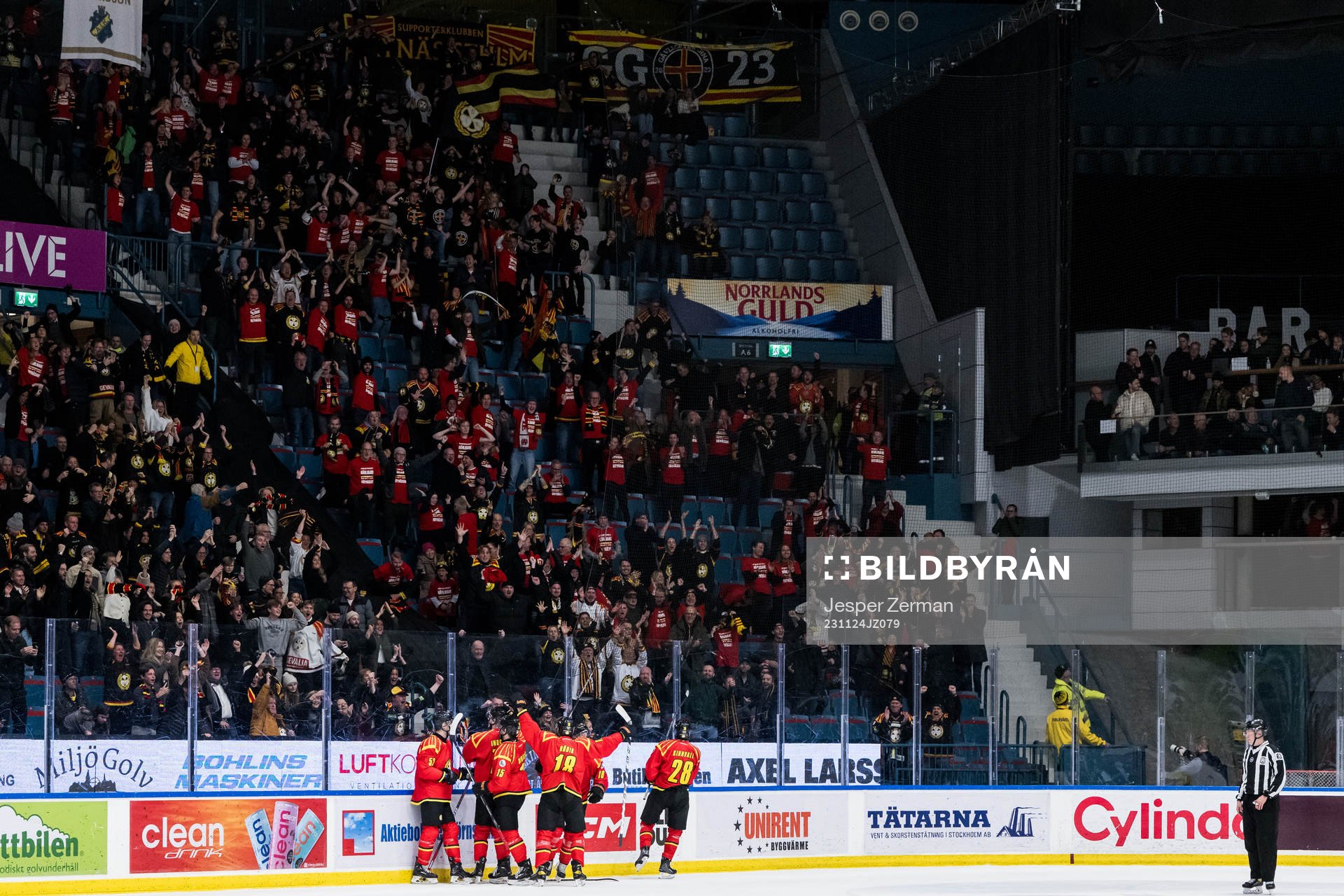 Brynäs spelare och supportrar jublar