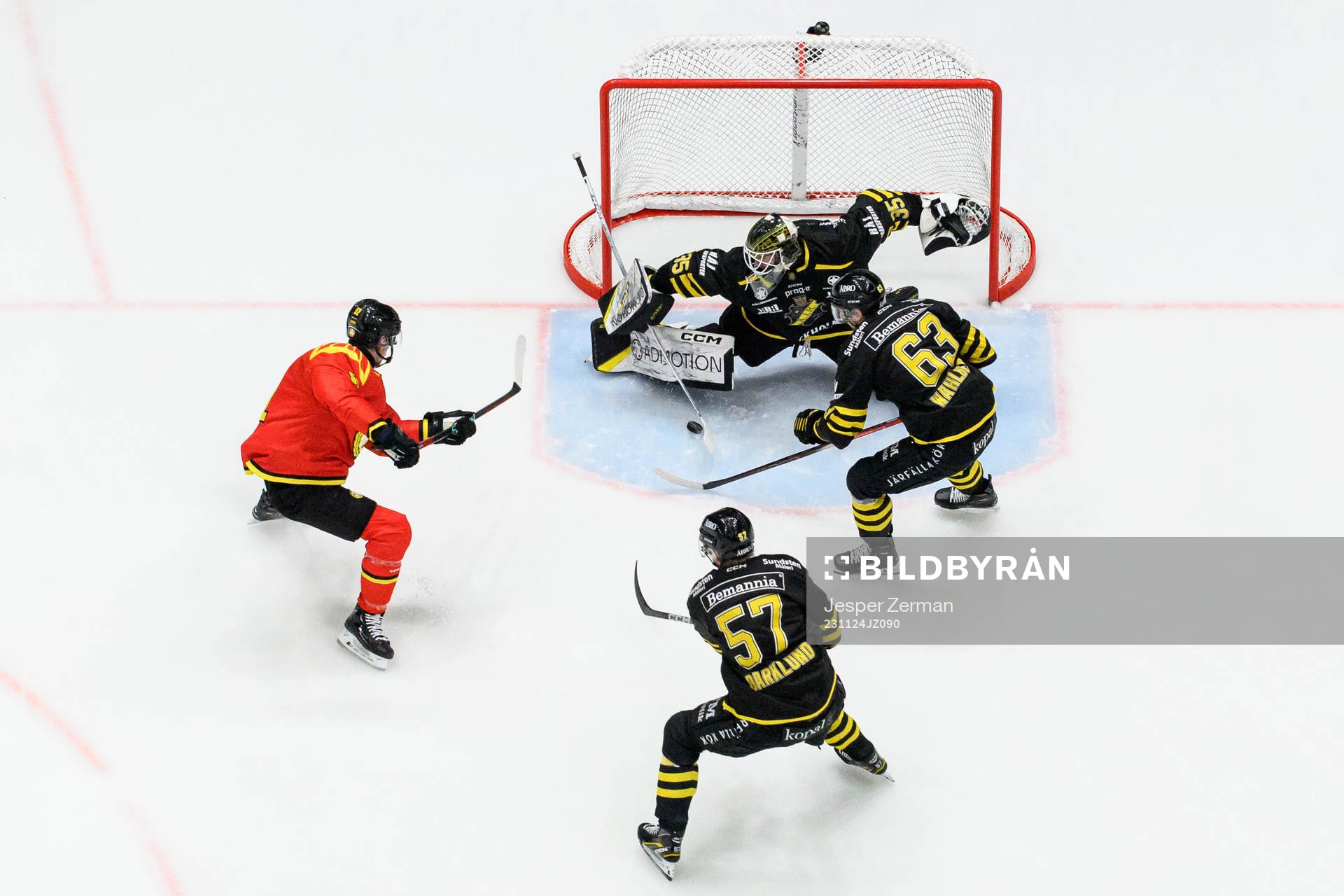 Brynäs Jack Kopacka gör 1-1 på AIKs målvakt Antoine