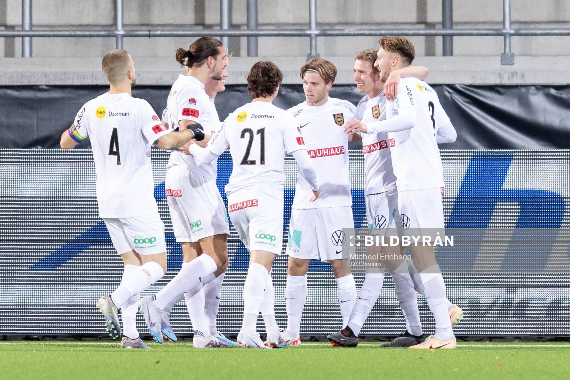 Brommapojkarnas spelare jublar med Ludvig Fritzson