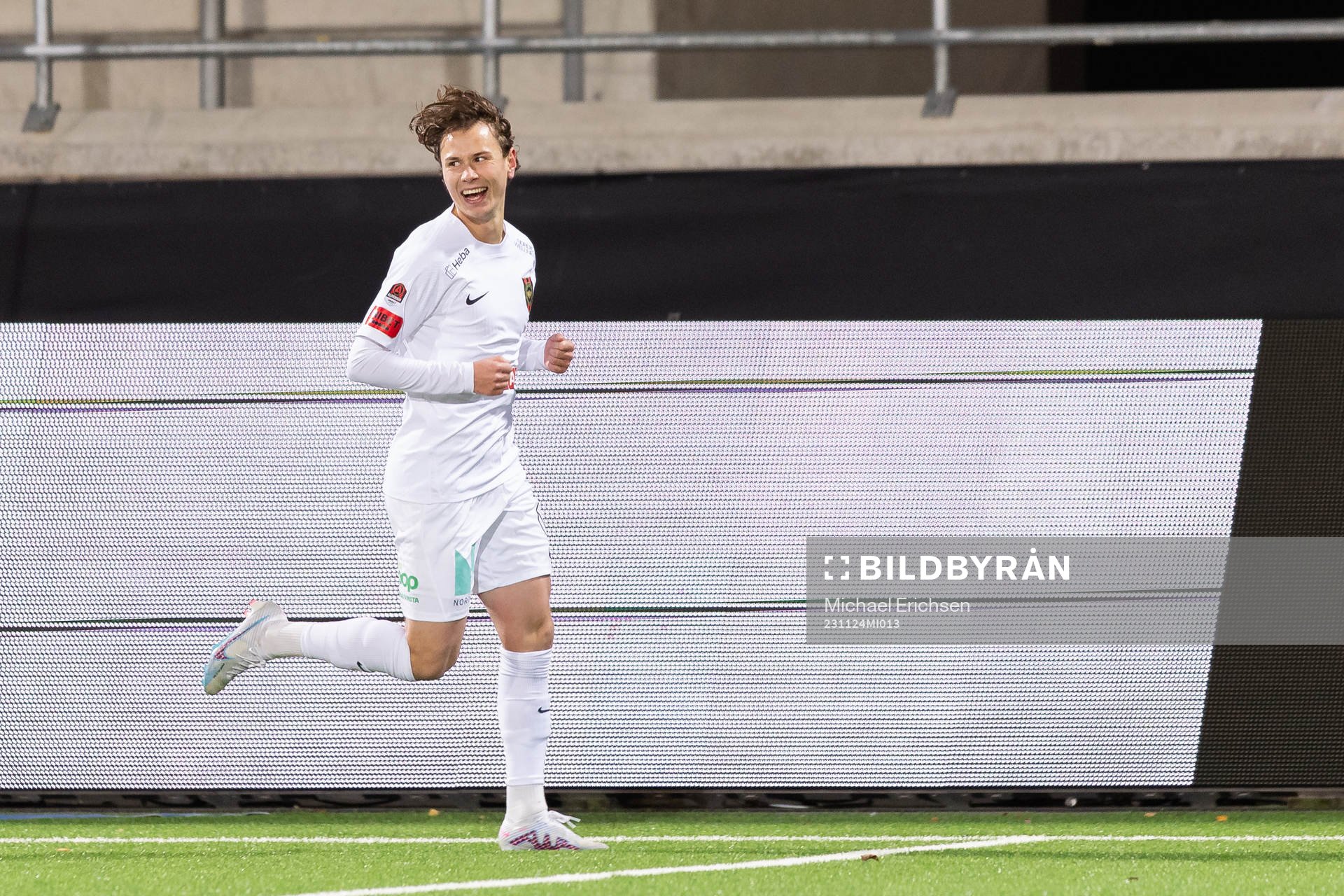 Brommapojkarnas Alex Timossi Andersson jublar