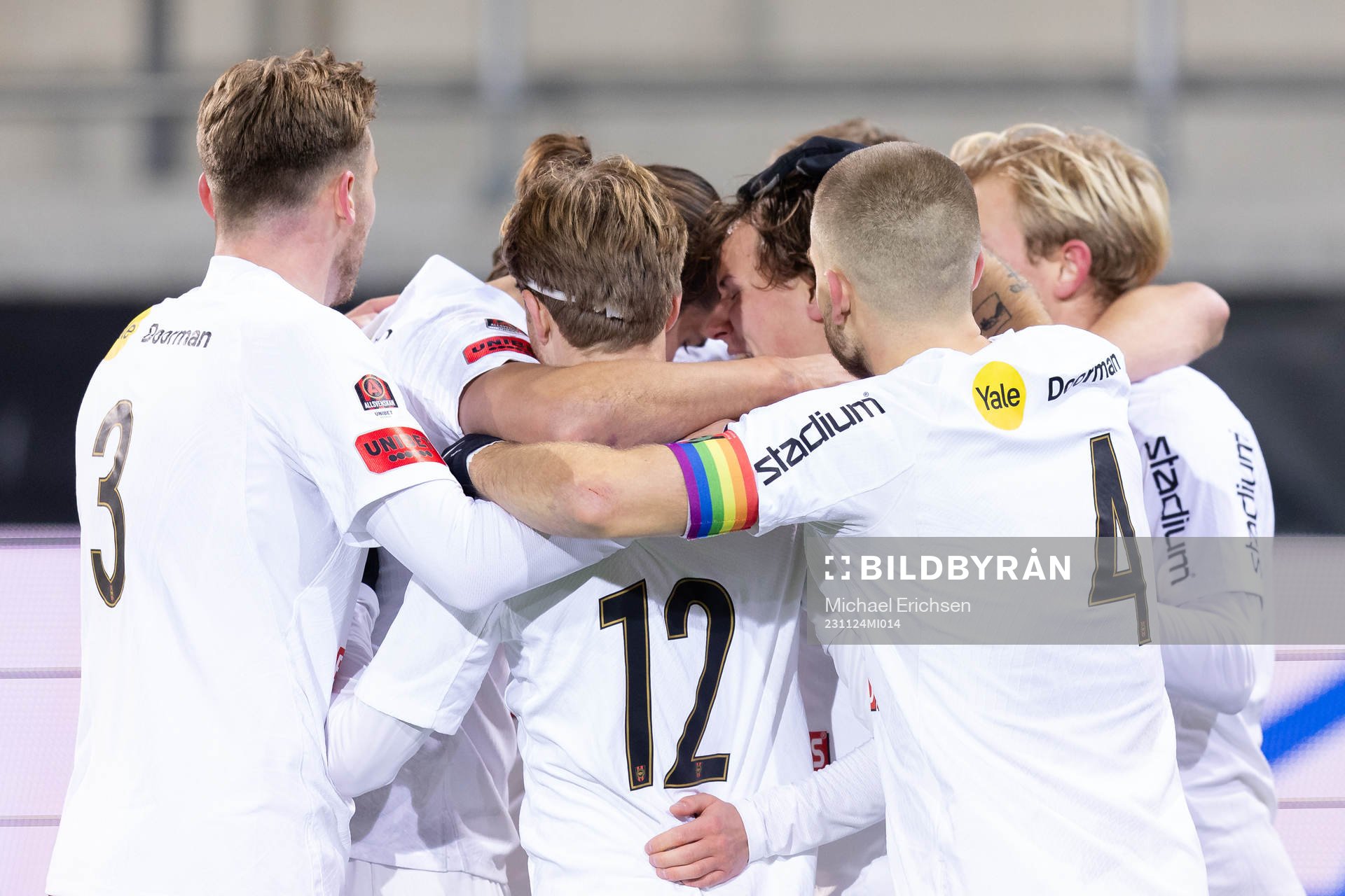 Brommapojkarnas Alex Timossi Andersson jublar med