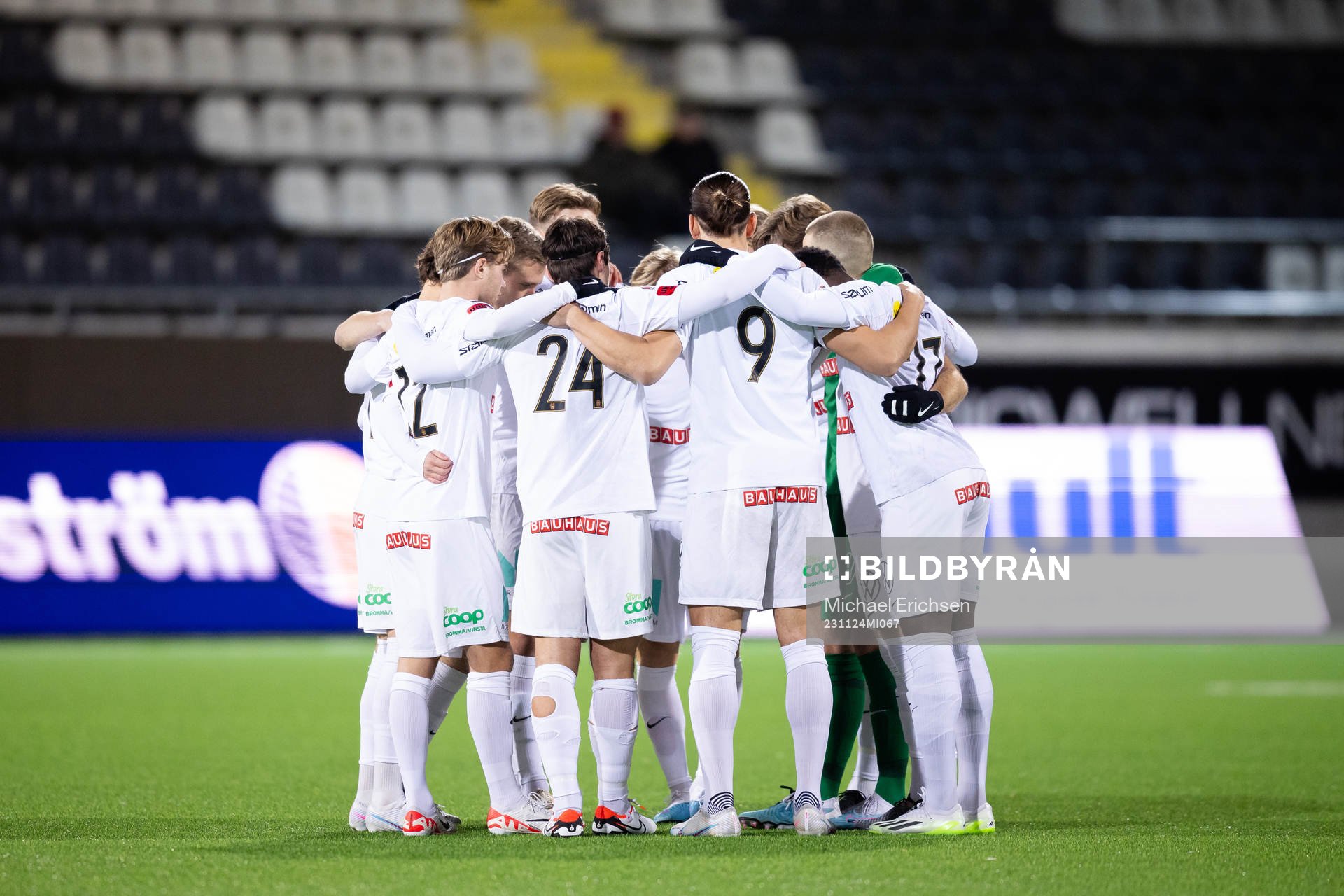 Brommapojkarnas spelare samlade innan fotbollsmatchen i
