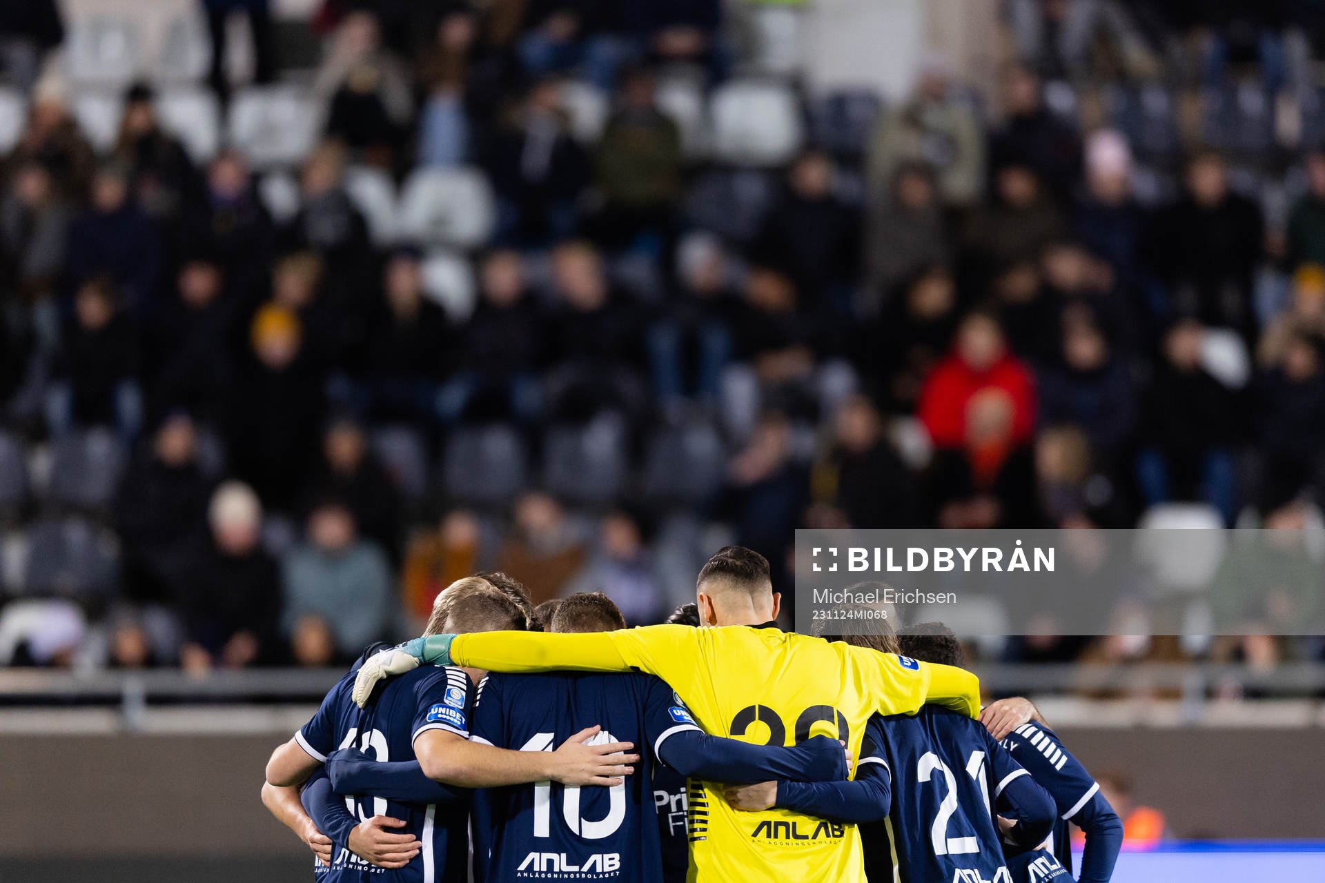 Utsiktens spelare samlade innan fotbollsmatchen i kvalet