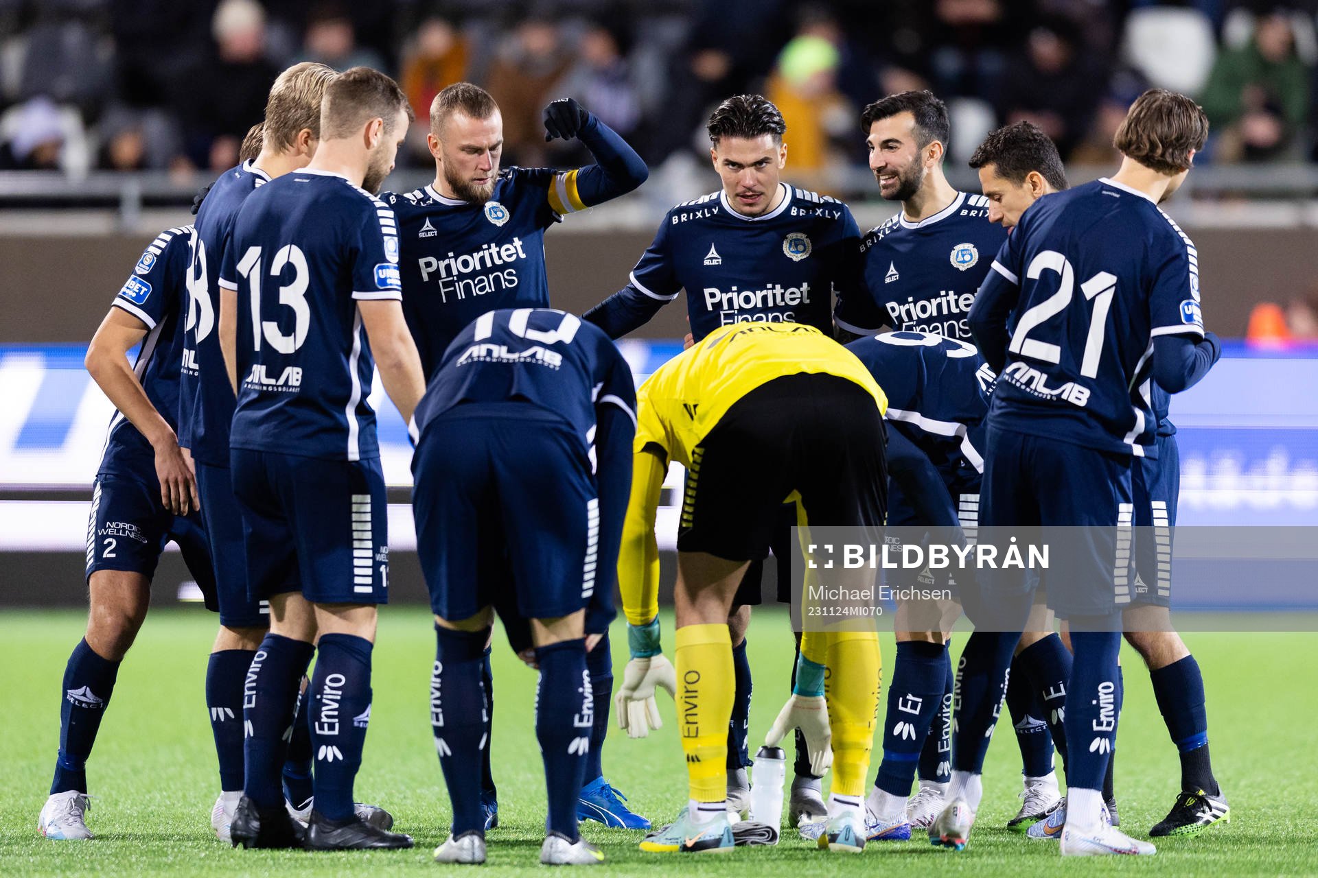 Utsiktens spelare samlade innan fotbollsmatchen i kvalet