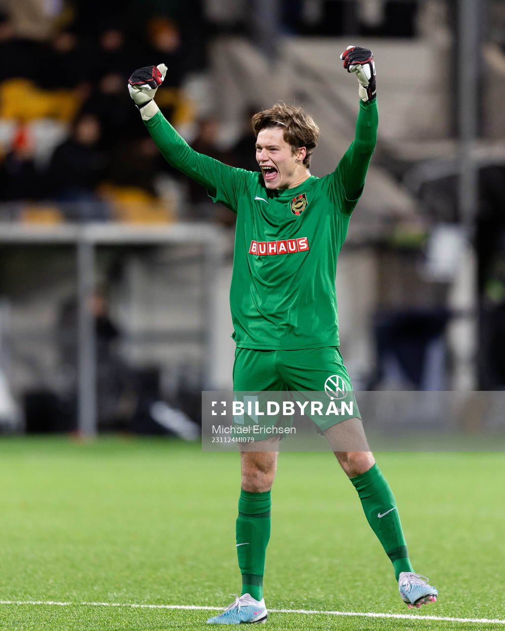 Brommapojkarnas målvakt Filip Sidklev jublar under fotbollsmatchen i kvalet till Allsvenskan mellan Utsikten och Brommapojkarna den 24 november 2023 i Göteborg.