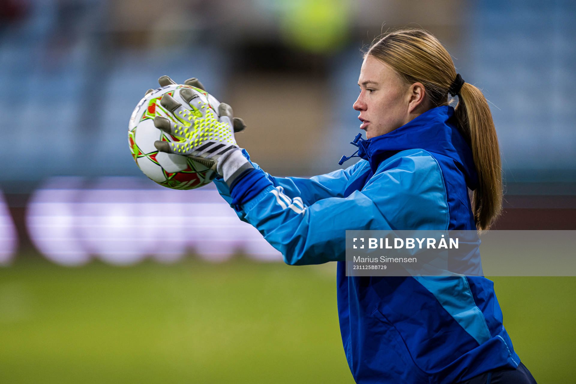 Jalen Tompkins of Vålerenga warms up