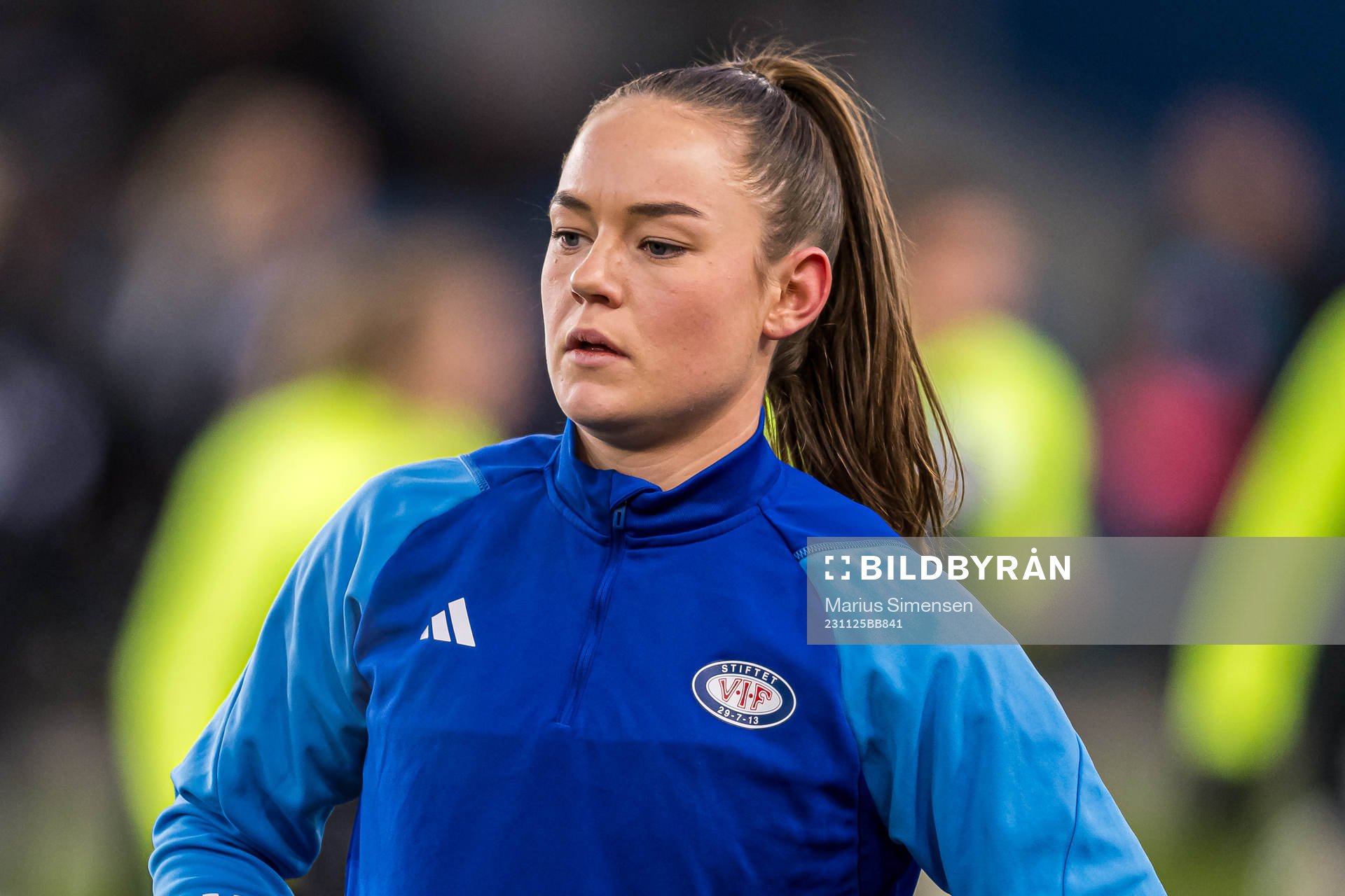 Janni Thomsen of Vålerenga warms up