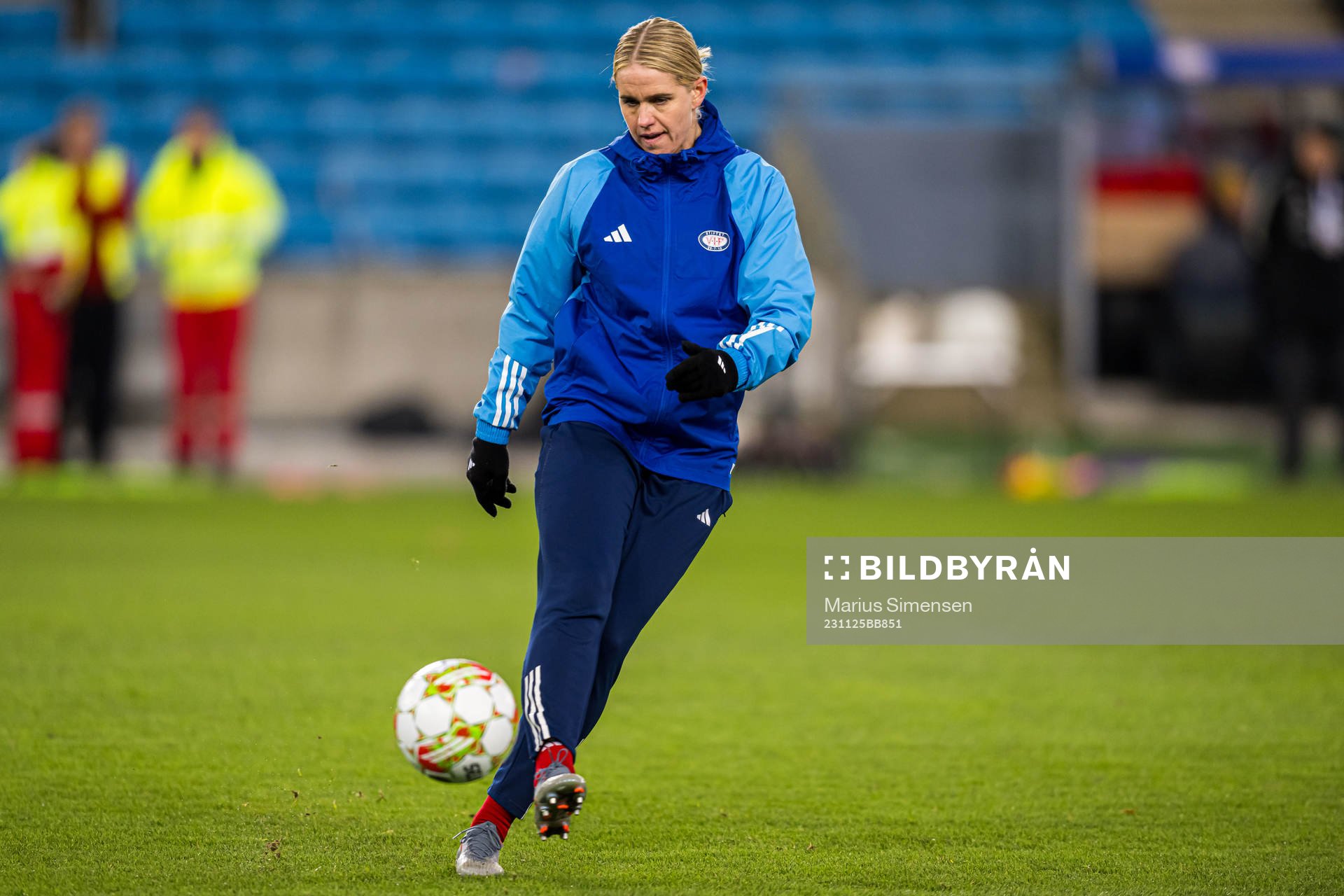 Elise Thorsnes of Vålerenga warms up