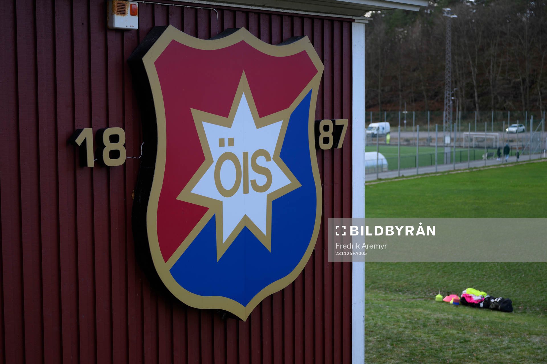 Örgrytes klubbmärke under en träning med Örgryte den 25 november 2023 i Göteborg. 
