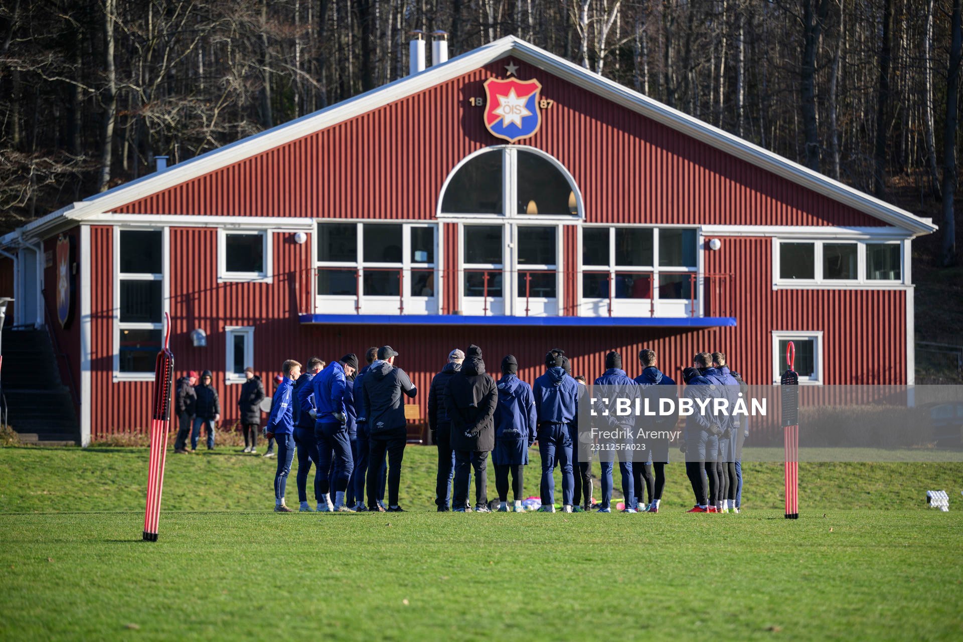 Spelare och tränare samlas framför ÖIS-gården