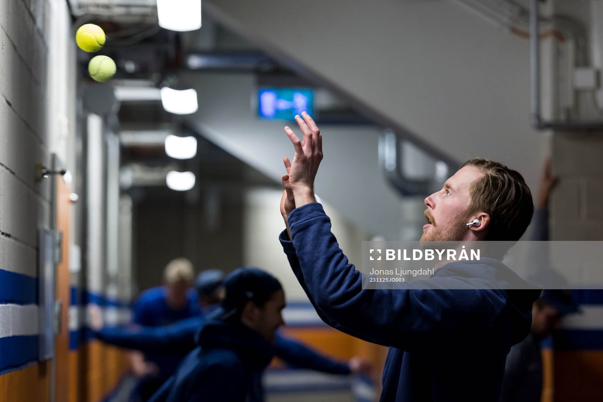 HV 71s målvakt Victor Brattström värmer upp