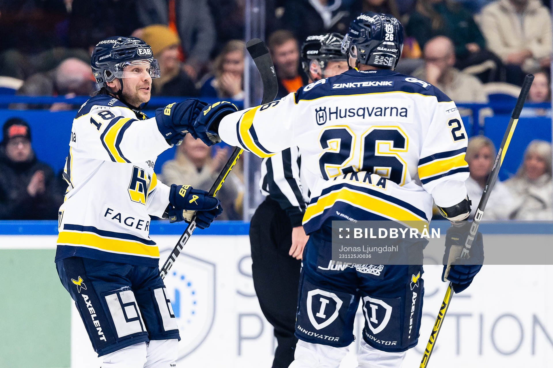 HV71s Kalle Maalahti jublar