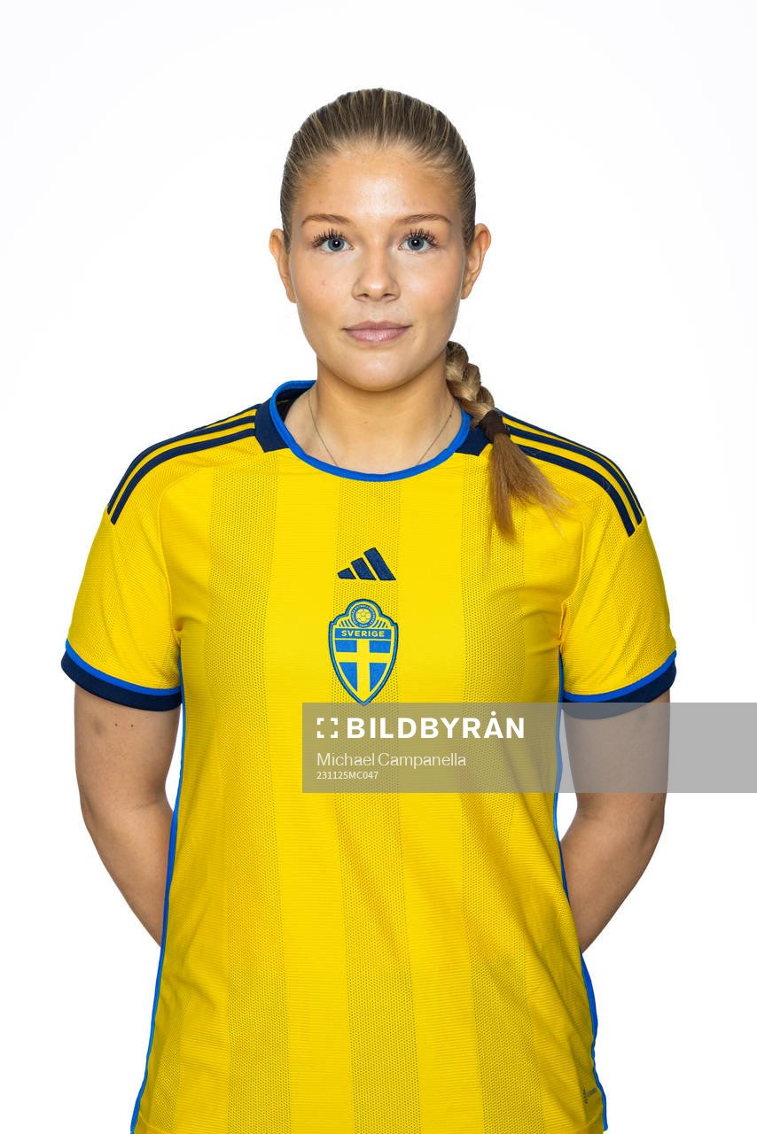 Medea Wignell poserar för ett porträtt under en fotografering med det svenska F16-landslaget i fotboll den 25 november 2023 i Stockholm. 