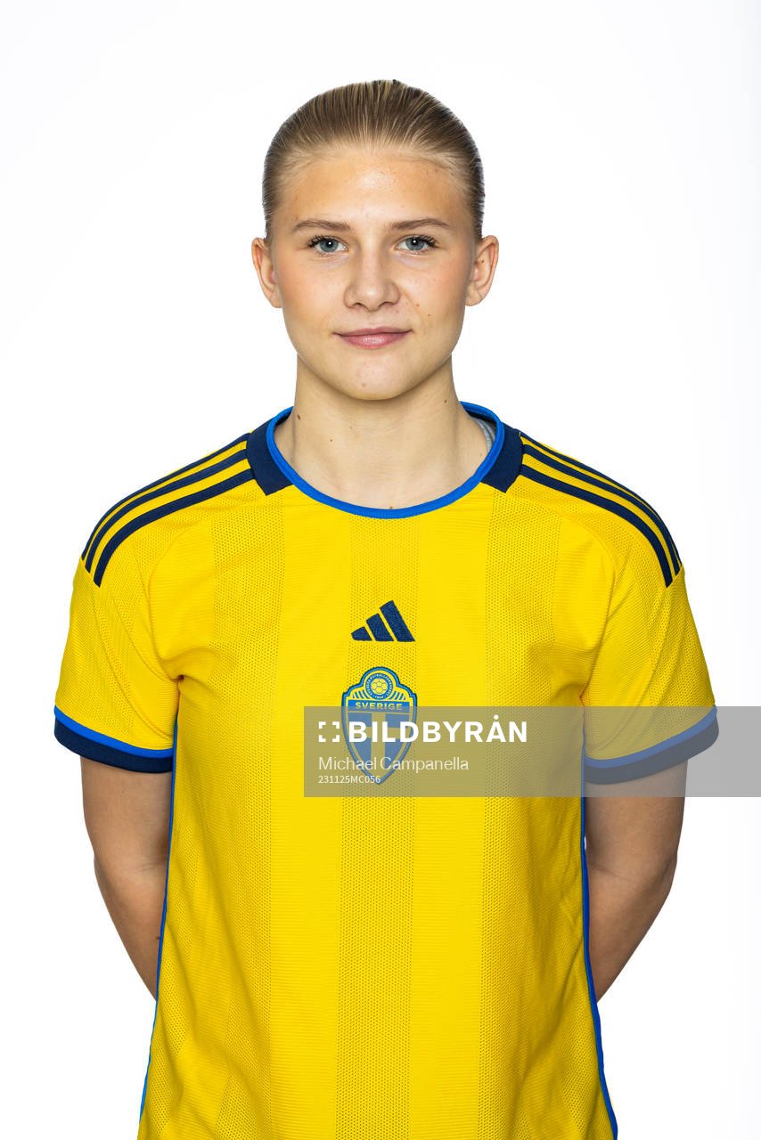 Alma Larsson poserar för ett porträtt under en fotografering med det svenska F16-landslaget i fotboll den 25 november 2023 i Stockholm. 