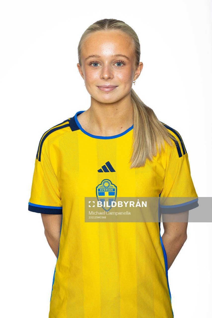 Tuva Östlind poserar för ett porträtt under en fotografering med det svenska F16-landslaget i fotboll den 25 november 2023 i Stockholm. 