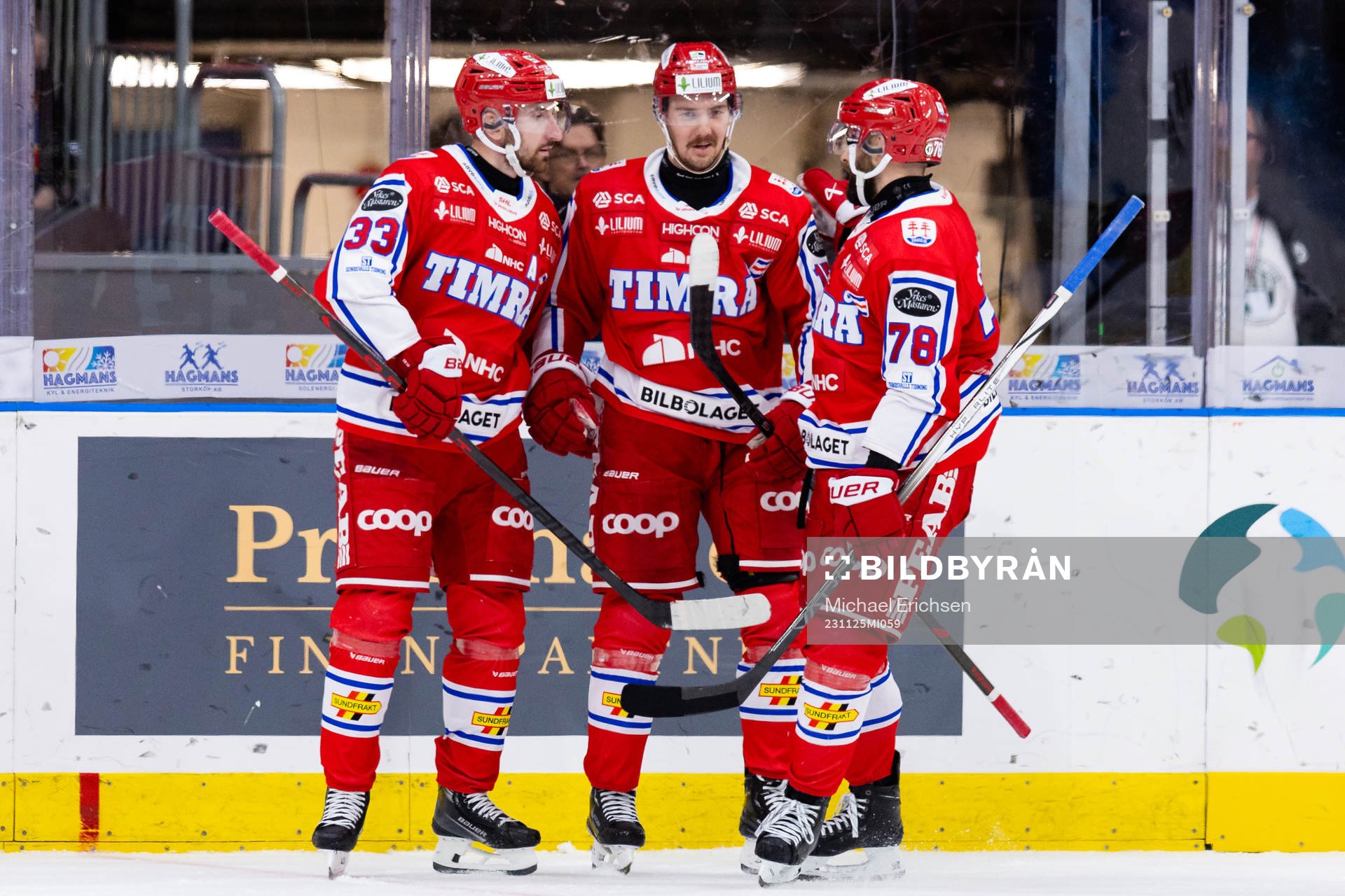 Timrås Panu Mieho jublar med lagkamrater
