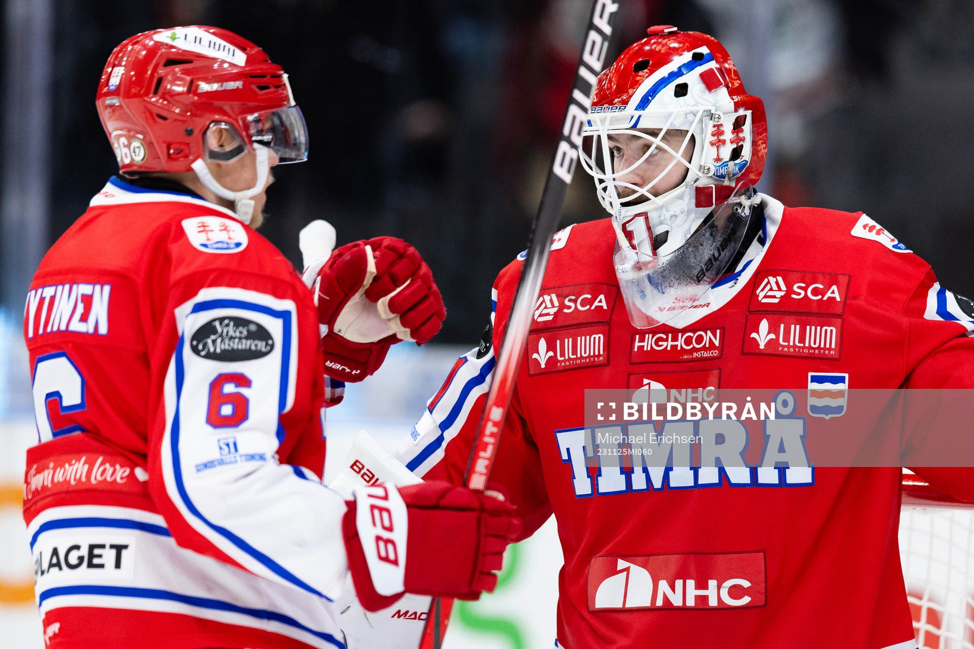 Timrås målvakt Tim Juel jublar ihop med Joonas Lyytinen