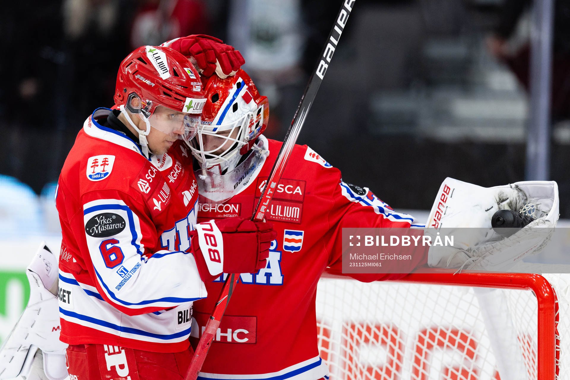 Timrås målvakt Tim Juel jublar ihop med Joonas Lyytinen
