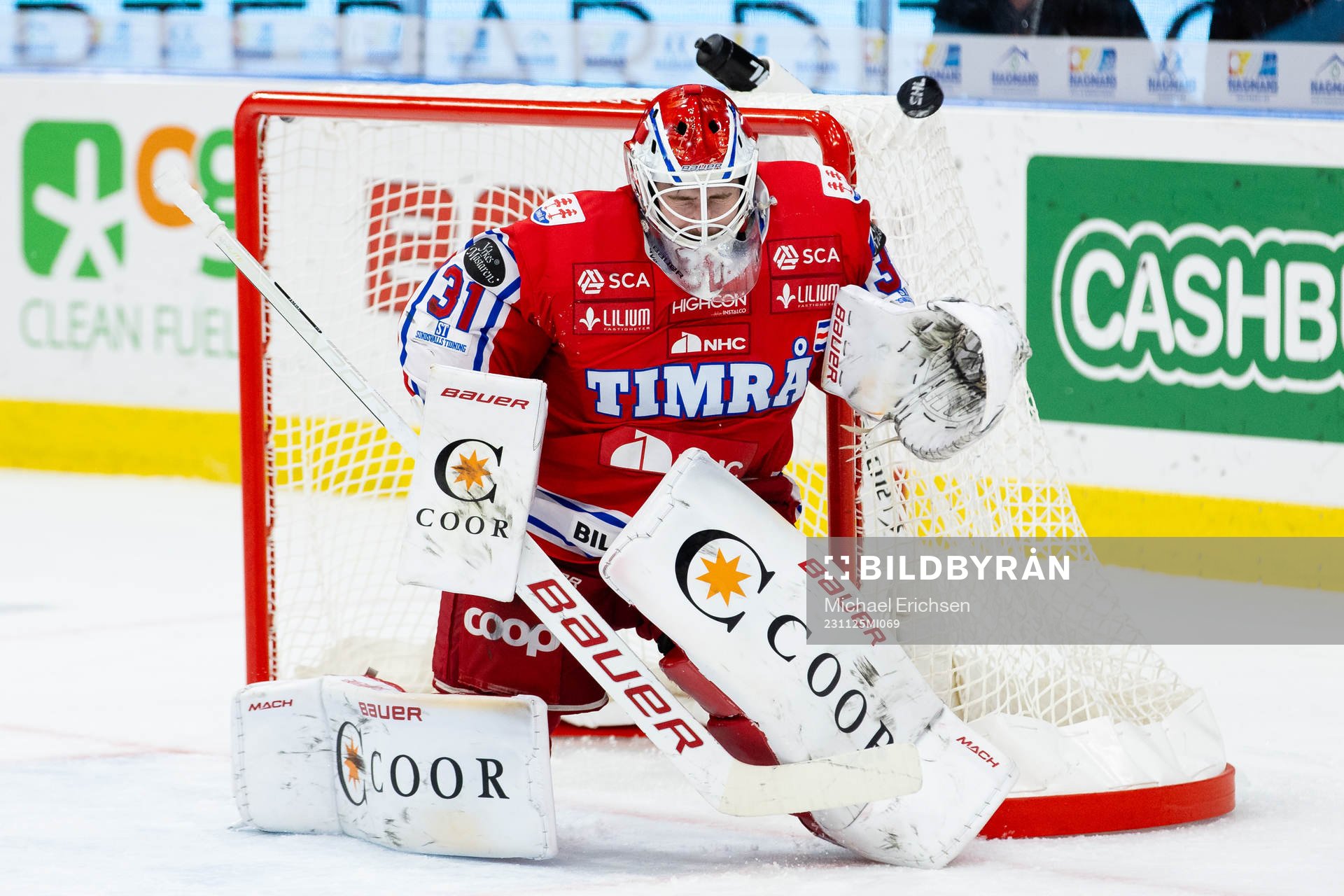 Timrås målvakt Tim Juel räddar ett skott