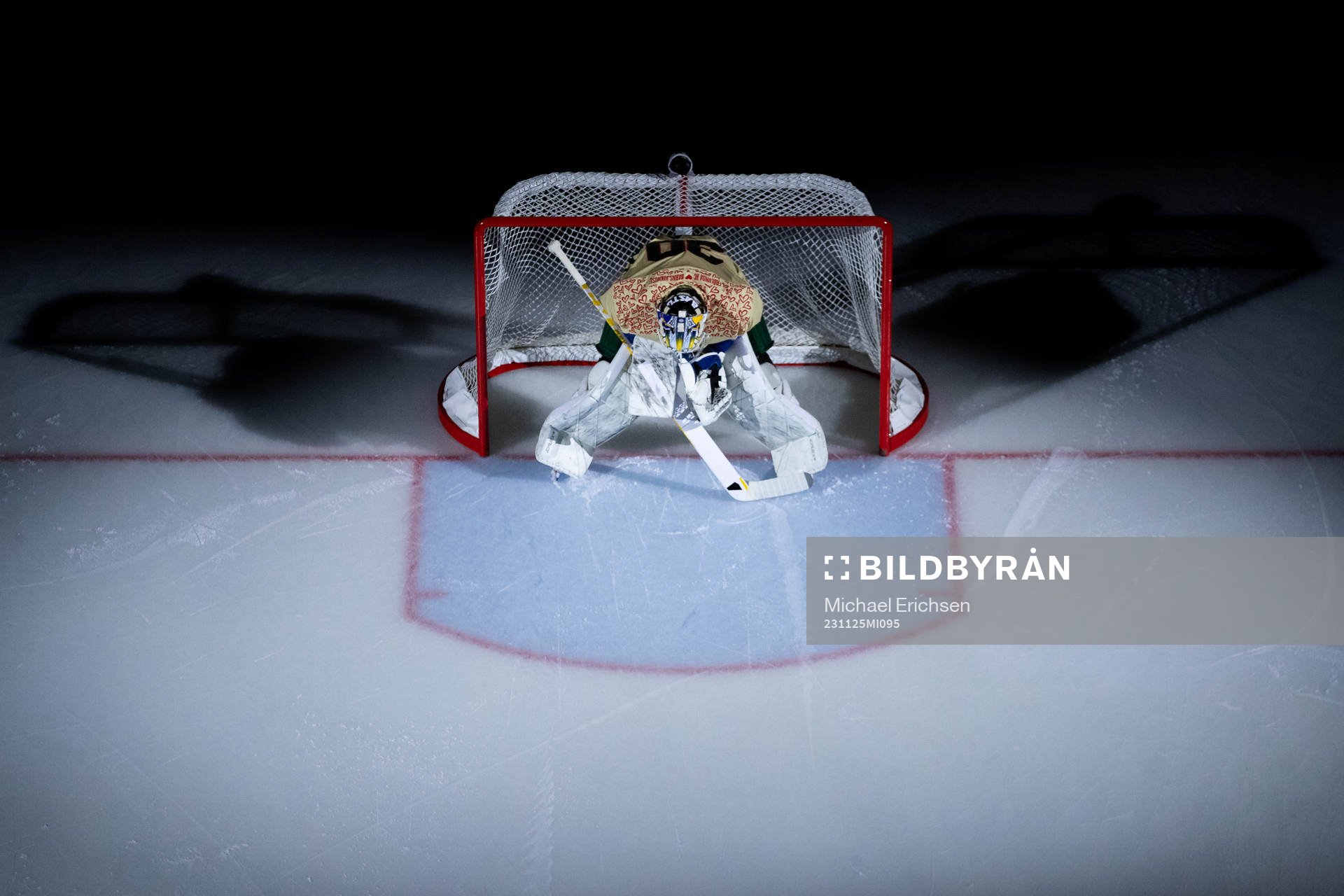 Frölundas målvakt Frans Tuohimaa innan ishockeymatchen i