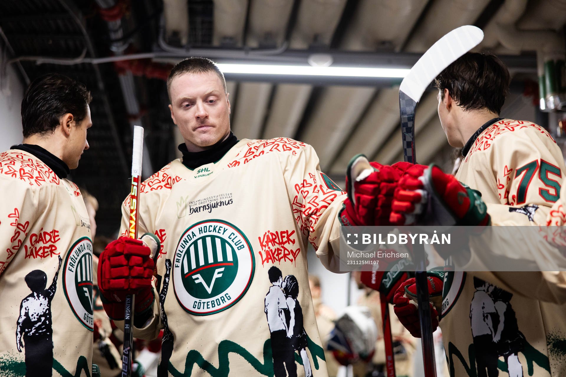 Frölundas Carl Klingberg  innan ishockeymatchen i SHL