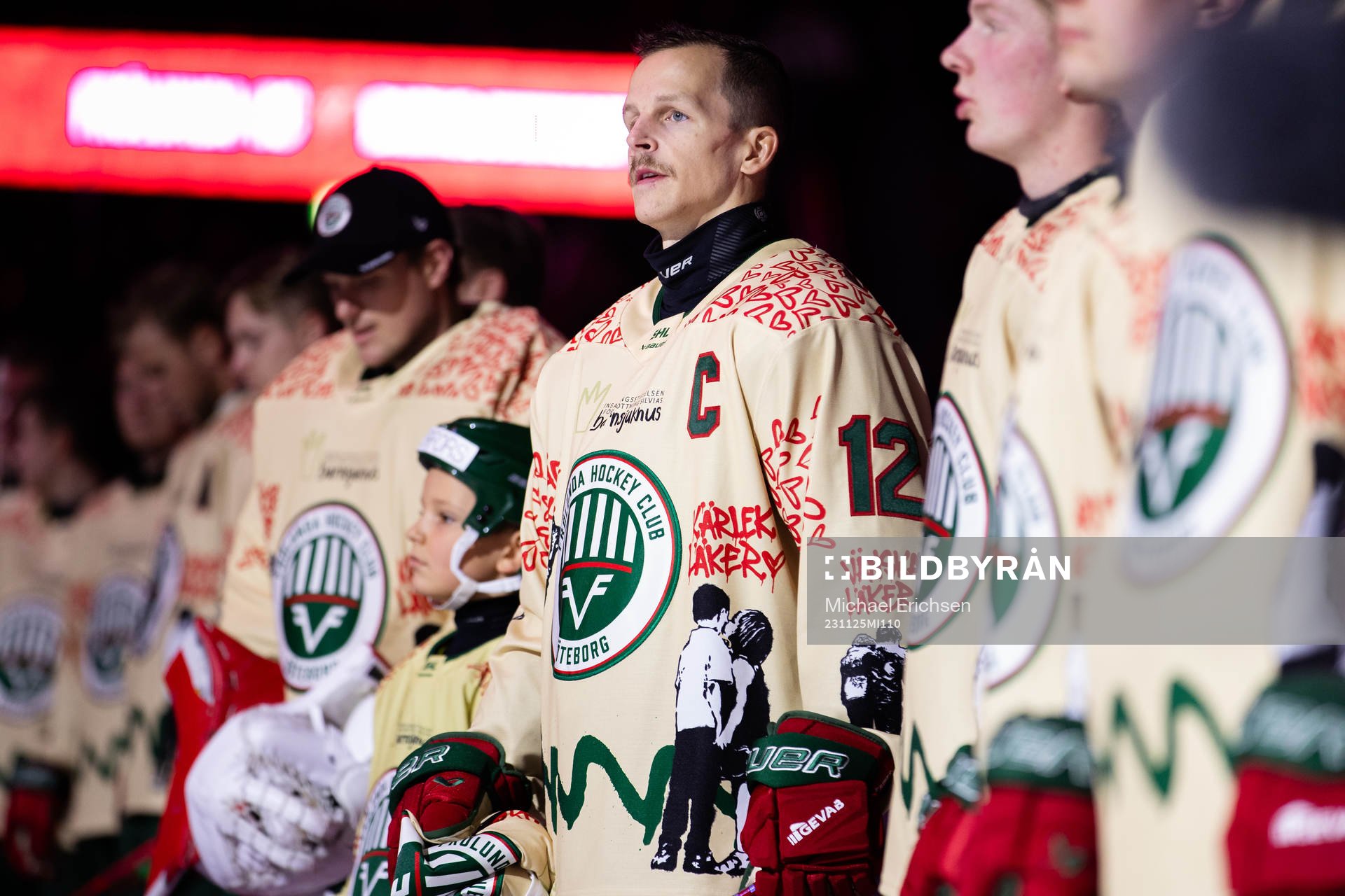 Frölundas Max Friberg på line up innan ishockeymatchen i