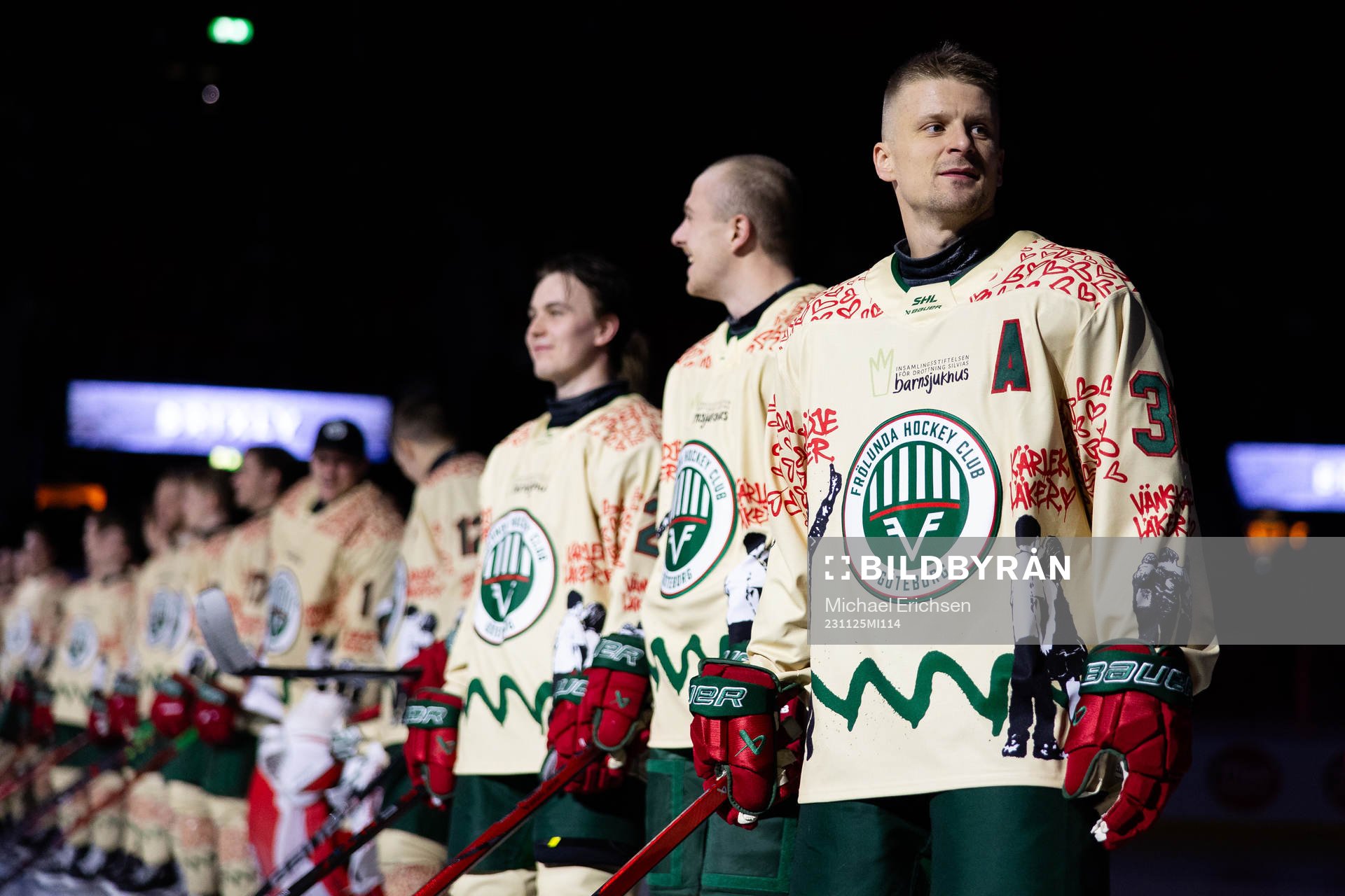 Frölundas Nicklas Lasu på line up innan ishockeymatchen i