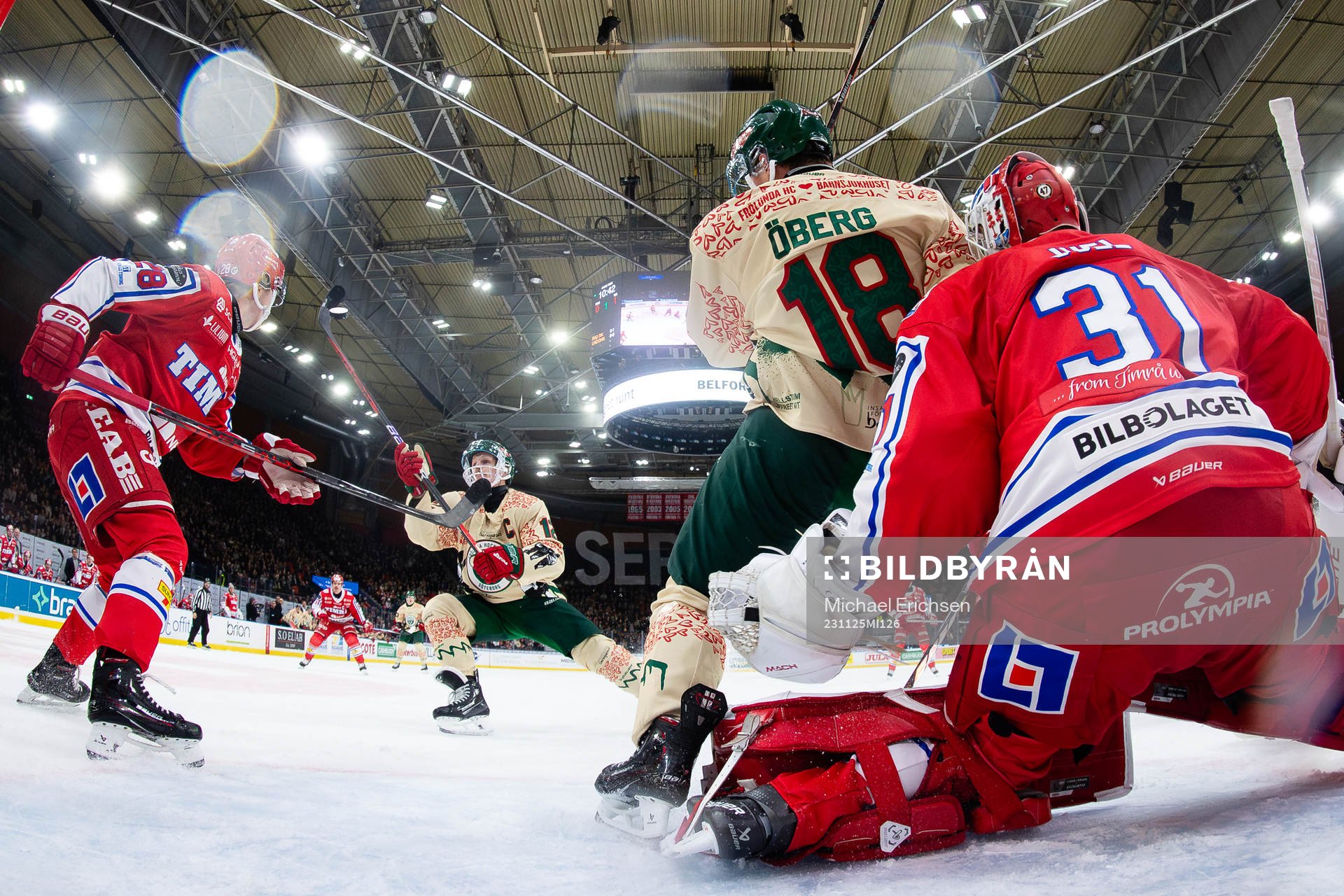 Frölundas Max Friberg skjuter 1-1 vilket senare döms bort