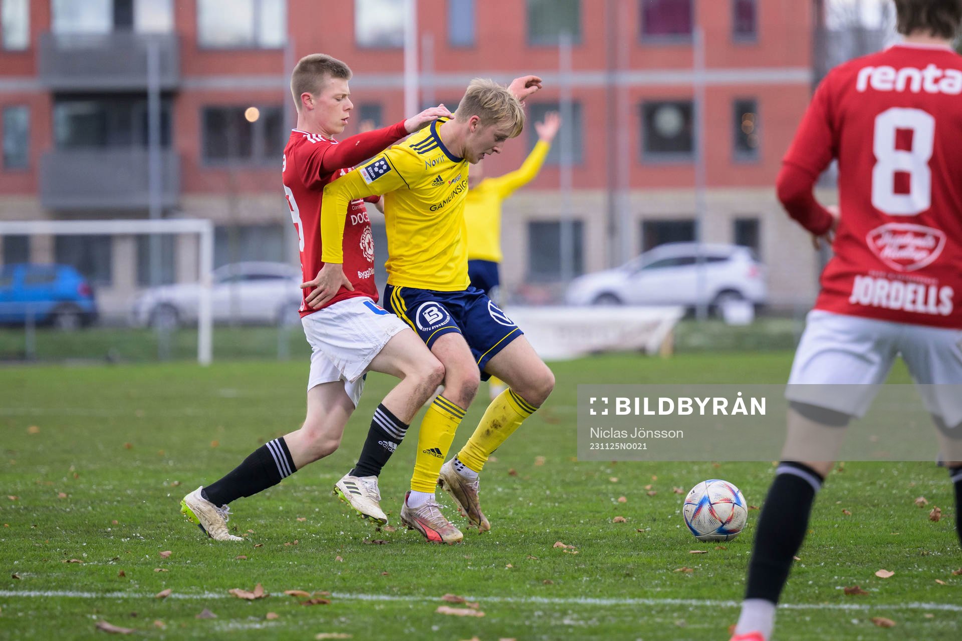 Karlstads Ludvig Steen och Ängelholms Johan Persson Åhstedt under kvalet till Ettan södra mellan Ängelholm och Karlstad den 25 november 2023 i Ängelholm.