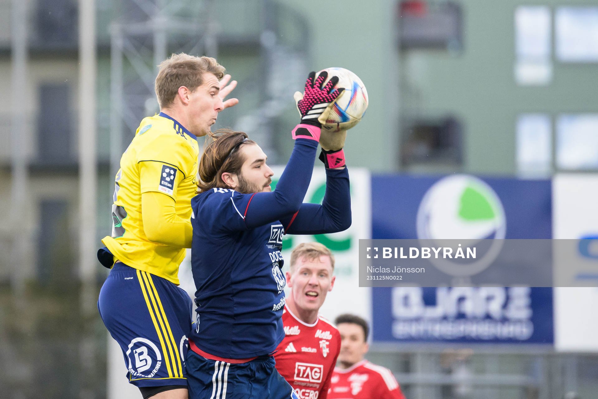 Ängelholms Johan Oremo och Karlstads målvakt Felix