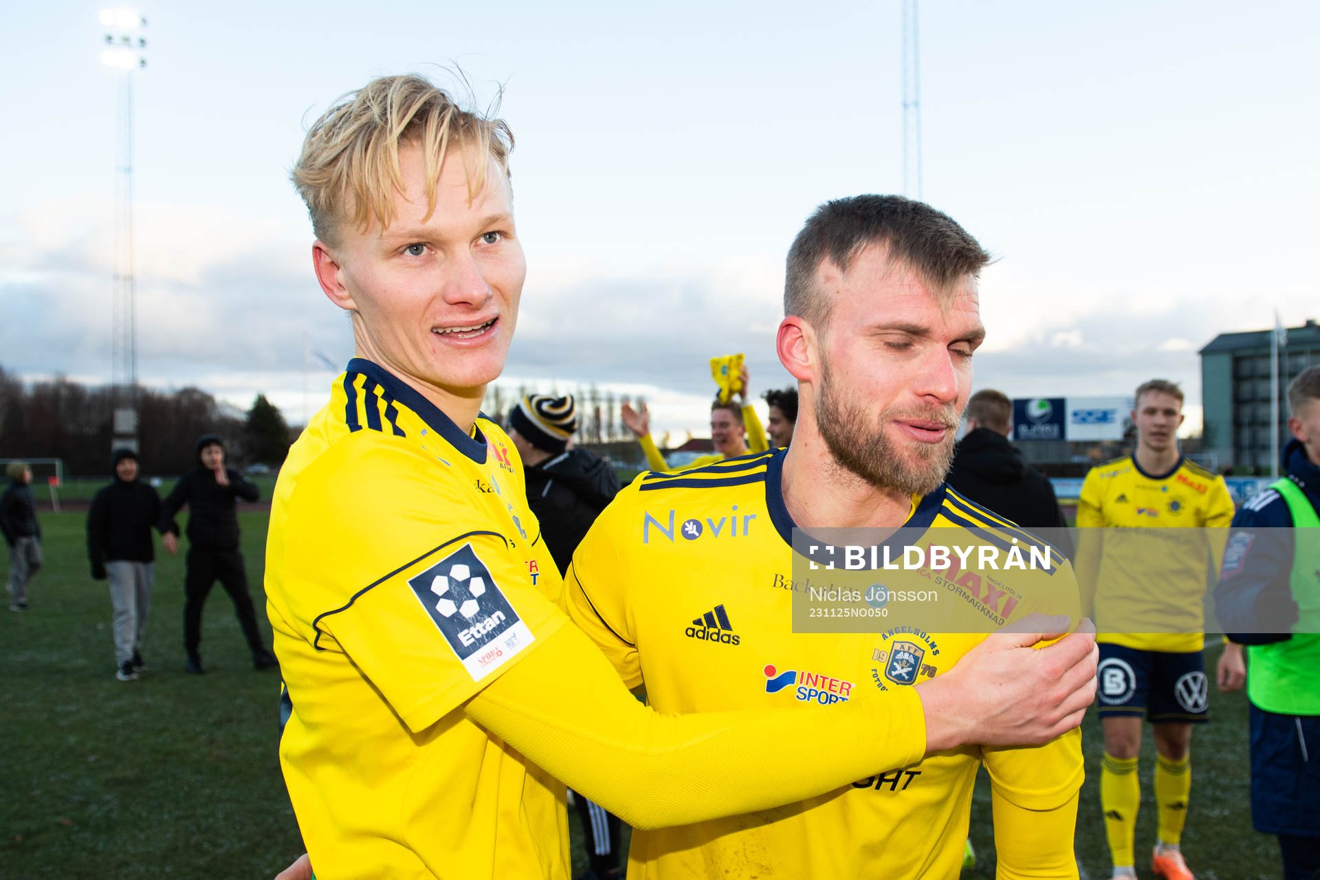Ängelholms Filip Örnblom och Robin Nilsson jublar efter kvalet till Ettan södra mellan Ängelholm och Karlstad den 25 november 2023 i Ängelholm.