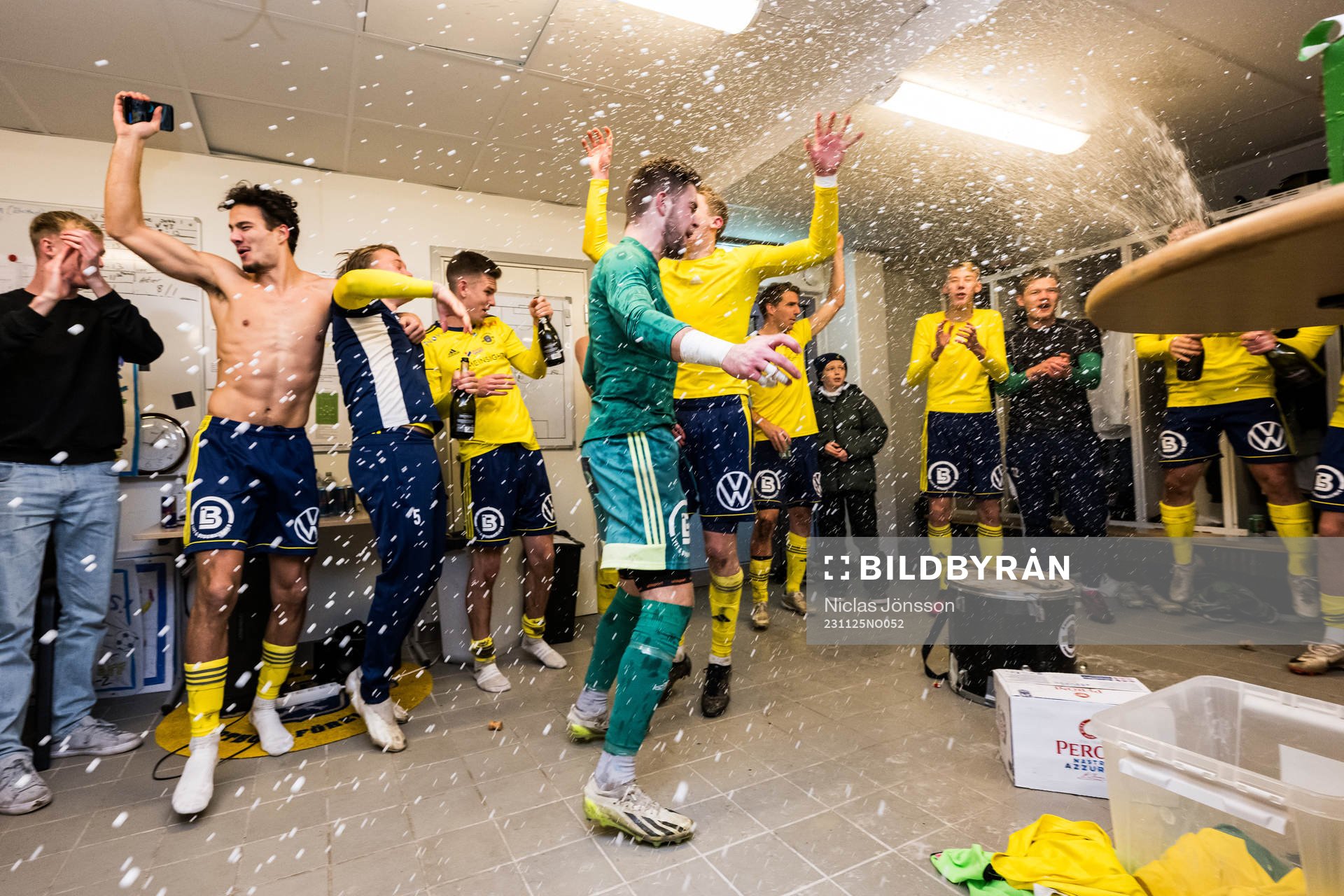 Ängelholms målvakt Robin Streifert jublar