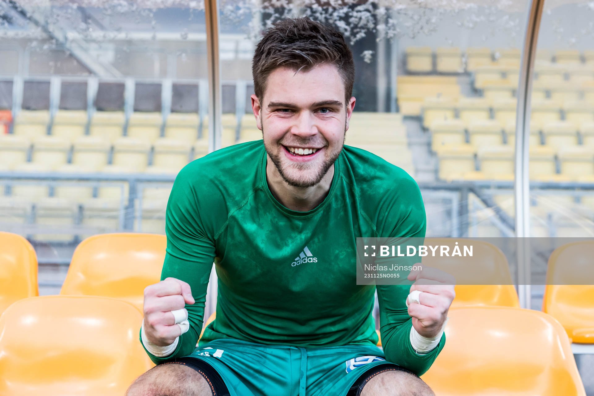 Ängelholms målvakt Robin Streifert jublar