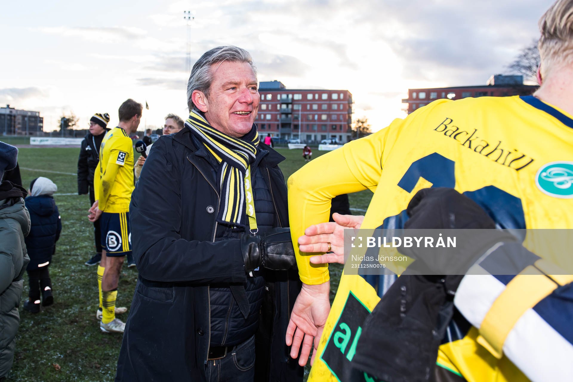 Ängelholms ordförande Mikael Modig jublar