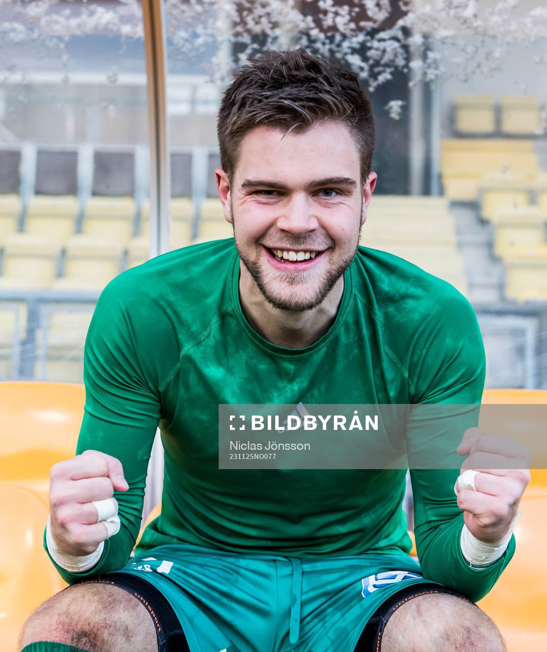 Ängelholms målvakt Robin Streifert jublar