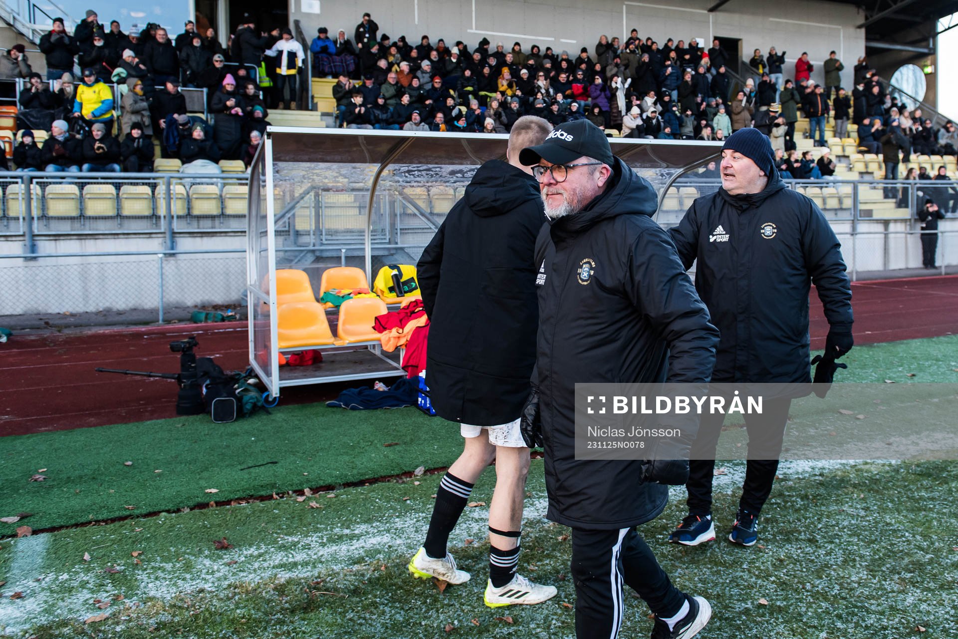 Ängelholms tränare Roar Hansen jublar