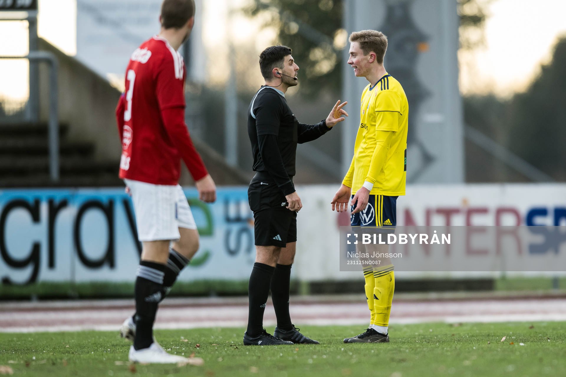 Domare Kastriot Gerxhaliu och Ängelholms Karl Gunnarsson
