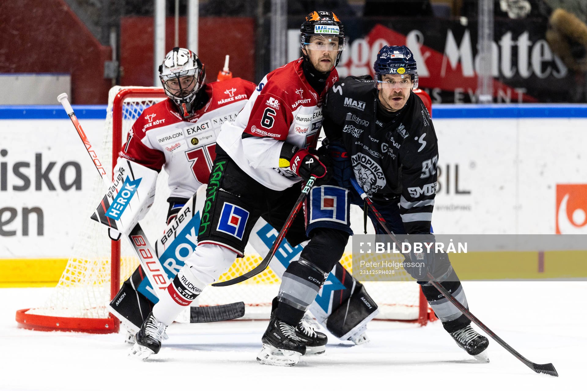 Örebros målvakt Jhonas Enroth och Filip Berglund mot