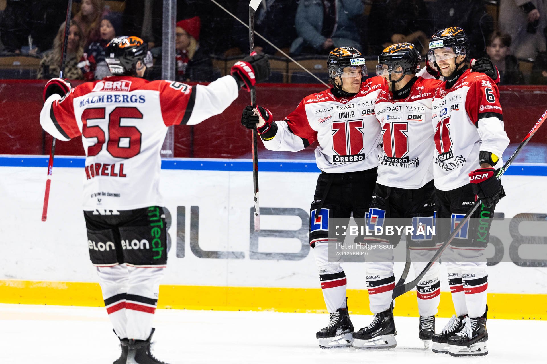 Örebros Ludvig Larsson jublar med lagkamrater