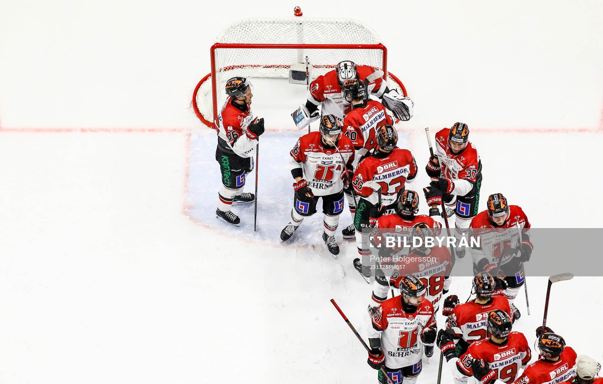 Örebros spelare jublar och tackar målvakt Jhonas Enroth