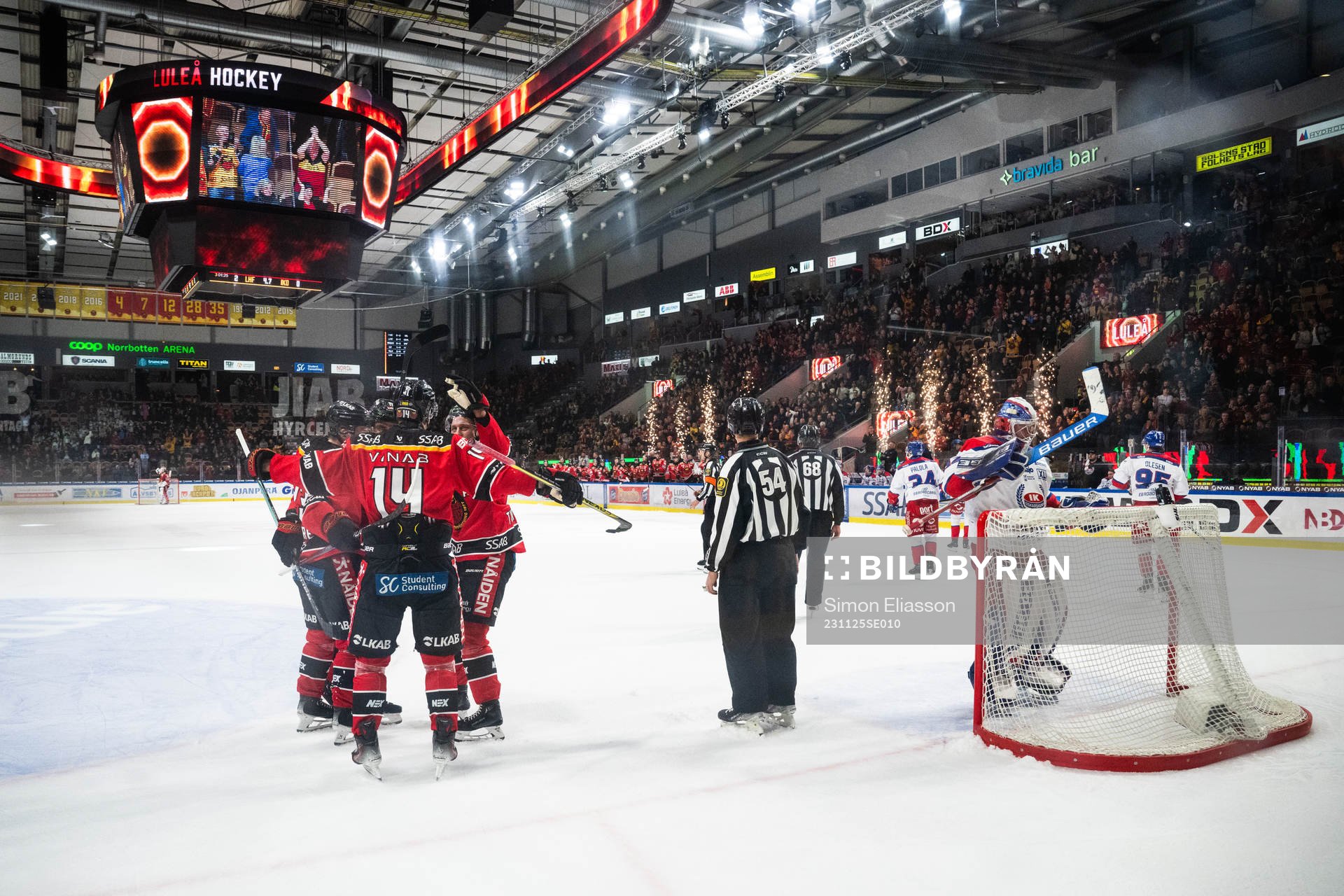 Luleås Jonas Berglund jublar och Oskarshamns målvakt