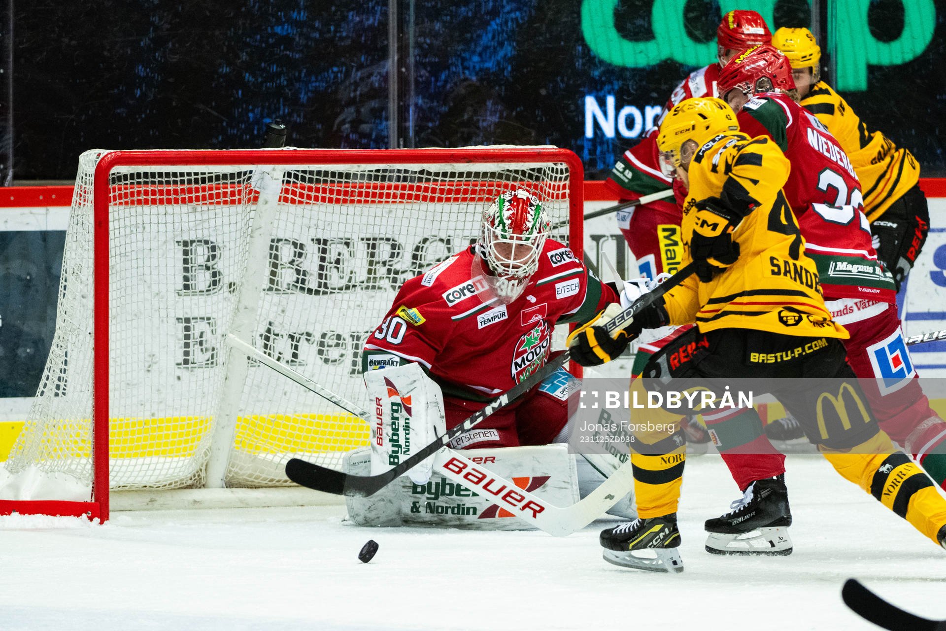 Skellefteås Filip Sandberg gör 0-2 bakom MoDos målvakt
